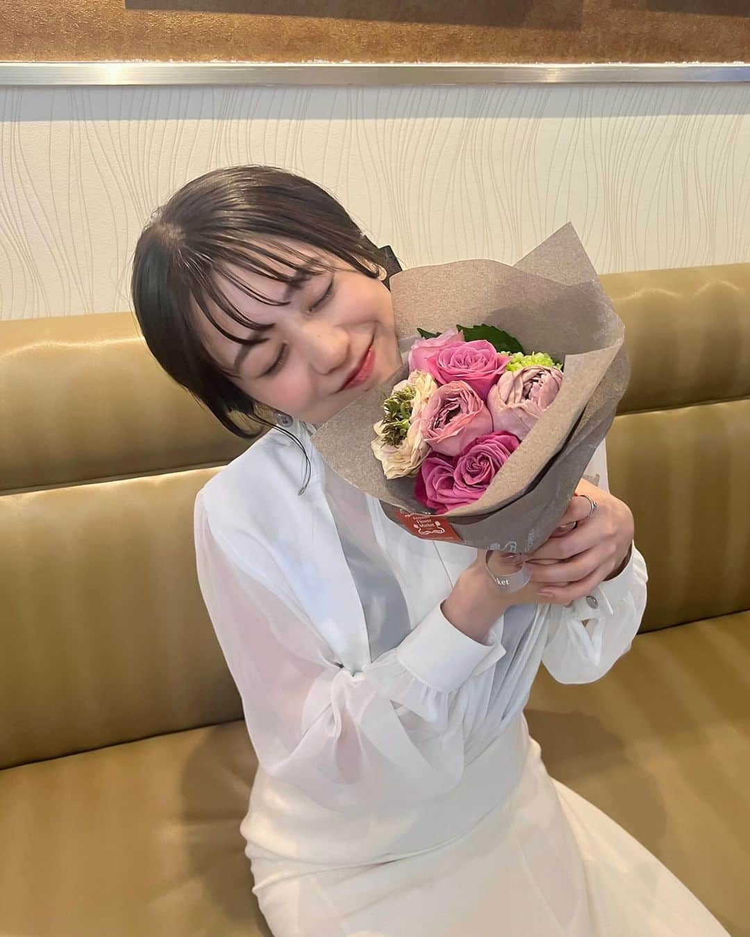 篠崎彩奈さんのインスタグラム写真 - (篠崎彩奈Instagram)「とある撮影が終わり お花をいただきました💐🤍 かわいい〜嬉しい〜☺︎ #flower #花 #花のある暮らし」12月2日 21時54分 - ayana.s_official