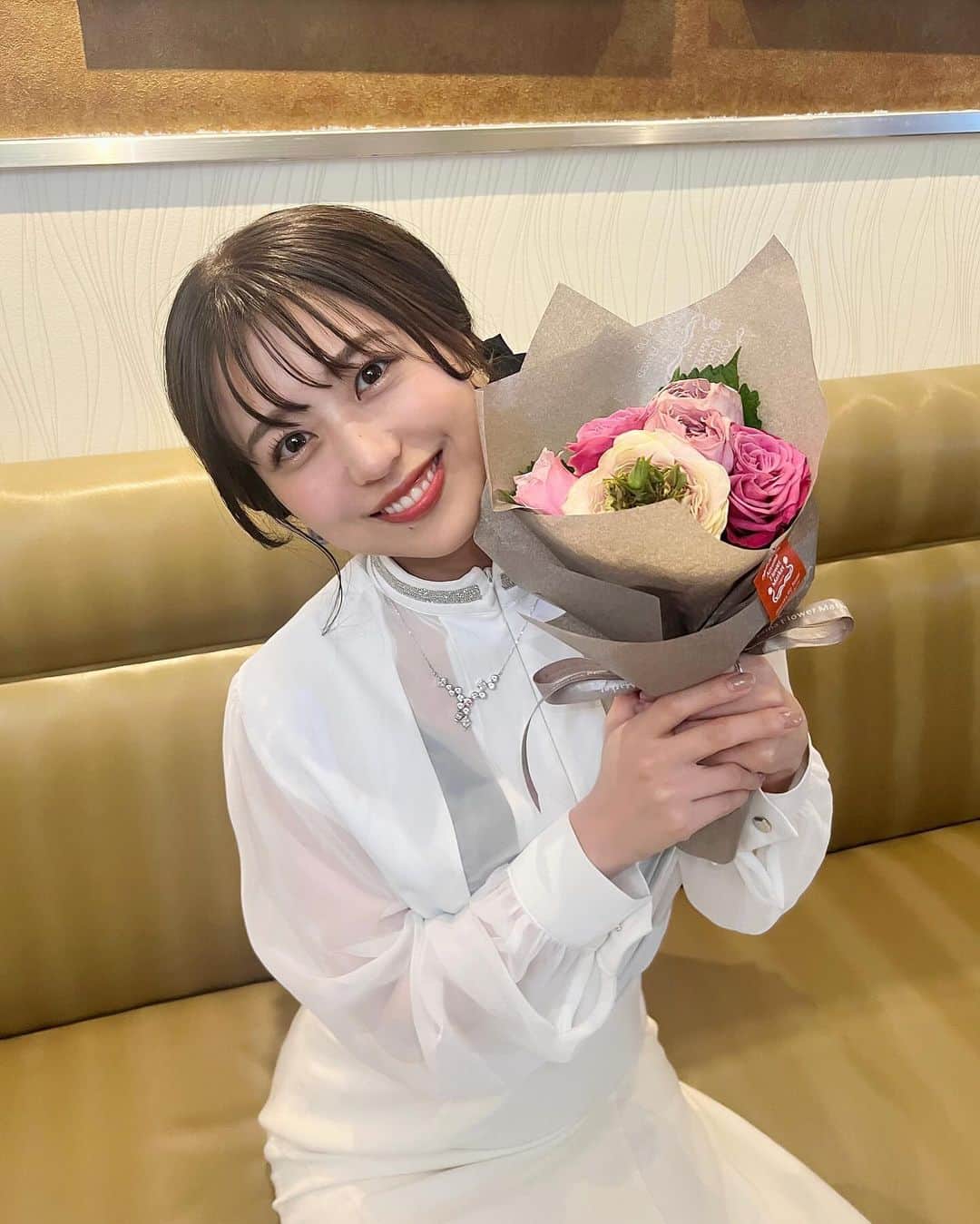 篠崎彩奈のインスタグラム：「とある撮影が終わり お花をいただきました💐🤍 かわいい〜嬉しい〜☺︎ #flower #花 #花のある暮らし」