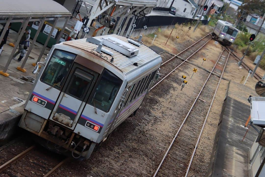 徳永ゆうきのインスタグラム：「. . 備後庄原で行き違い〜 . -2023.10.21- . #鉄道写真 #撮り鉄 #鉄道好き #JR西日本 #芸備線 #備後庄原駅 #キハ120系 #気動車 #普通 #ワンマン #三次行き #備後落合行き #行き違い」