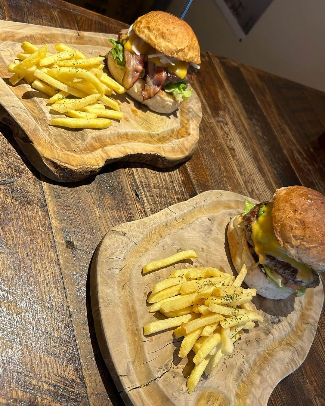 世手子さんのインスタグラム写真 - (世手子Instagram)「【PR】 First time at Motosumiyoshi Station🚉 We met Worldwide Hamburger🍔👏 My son can't stop eating fries🍟 初めての #元住吉駅 ❣️ @worldwideburger.motosumi  #映え #グルメバーガー に出会いました✨✨ #東横線グルメ #元住吉 #ハンバーガー #元住吉駅ランチ 東横線元住吉駅にある隠れ家的バーガー屋🧀 ベーコンチーズと アボカド🥑にしたよ（＾ν＾） グルメバーガーポテトセット(*^▽^*) かなり映え╰(*´︶`*)╯♡ ワイルドなハンバーガー美味しかった(´∀｀*) お子様は大興奮w パンズもめっちゃおいしかった( ´ ▽ ` ) 肉感ジューシー(*´ー｀*) ごちそうさまでした（＾ν＾） ポテトは寿司太郎はんに全部食べられたwww」12月2日 21時58分 - rojide