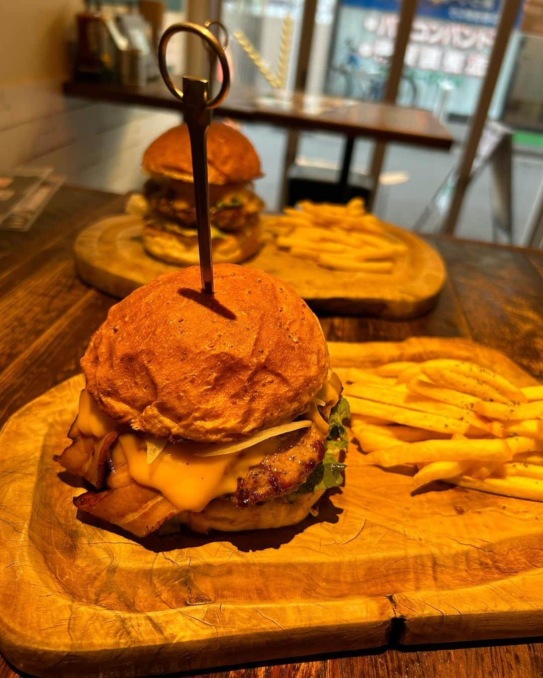 世手子さんのインスタグラム写真 - (世手子Instagram)「【PR】 First time at Motosumiyoshi Station🚉 We met Worldwide Hamburger🍔👏 My son can't stop eating fries🍟 初めての #元住吉駅 ❣️ @worldwideburger.motosumi  #映え #グルメバーガー に出会いました✨✨ #東横線グルメ #元住吉 #ハンバーガー #元住吉駅ランチ 東横線元住吉駅にある隠れ家的バーガー屋🧀 ベーコンチーズと アボカド🥑にしたよ（＾ν＾） グルメバーガーポテトセット(*^▽^*) かなり映え╰(*´︶`*)╯♡ ワイルドなハンバーガー美味しかった(´∀｀*) お子様は大興奮w パンズもめっちゃおいしかった( ´ ▽ ` ) 肉感ジューシー(*´ー｀*) ごちそうさまでした（＾ν＾） ポテトは寿司太郎はんに全部食べられたwww」12月2日 21時58分 - rojide