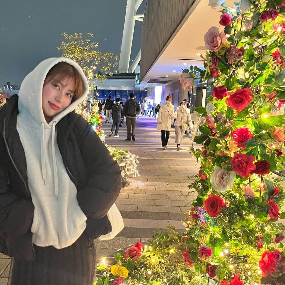 しよりさんのインスタグラム写真 - (しよりInstagram)「冬ですね⛸️❄️  フード被ると落ち着く⛄️  . . #パーカー女子 #クリスマスツリー #イルミネーション#ショートカット#ショート#カジュアル#スカイツリー #スカイツリータウン #イルミネーションデート #カジュアルコーデ #韓国ファッション#ストリートファッション#ストリート系女子#パーカーコーデ#パーカ―女子#いいね返し#followｍe」12月2日 21時58分 - shiyooori