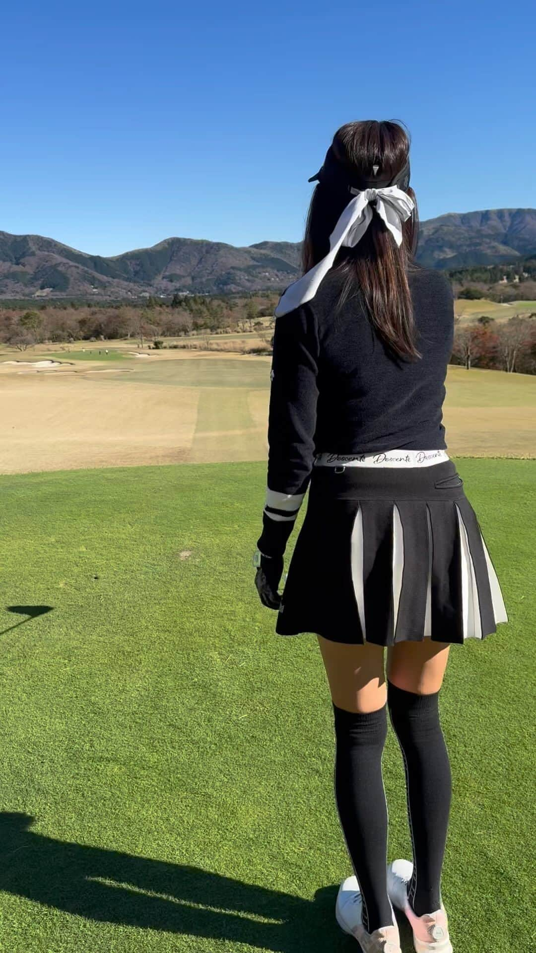 yurieのインスタグラム：「うまく行ってドヤ顔😃笑  #ゴルフ練習　#golf #golfswing #golffashion  #golfwear #golfoutfit #ゴルフ好き #ゴルフ初心者 #ゴルフ練習 #ゴルフ女子 #ゴルフ男子 #ゴルフ上手くなりたい #ゴルフ好きと繋がりたい#ゴルフウェアー  #ゴルフスイング #골프 #ゴルフコーデ #スポーツ女子 #ゴルフ旅 #高尔夫球 #กอล์ฟ  #ゴルフ旅行 #リゾートゴルフ　#descente #descentegolf #デサゴルファー　#pr」