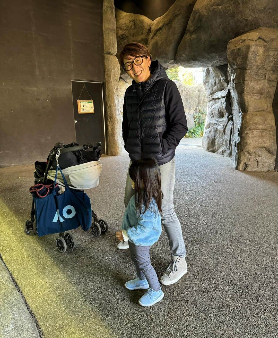 杉山愛さんのインスタグラム写真 - (杉山愛Instagram)「ちょっと前のお話ですが、、  息子を学校に送り出した後は 娘と一緒にズーラシアへ🐆🐘🦒🦏🦓 広すぎて前回は行けなかったサバンナゾーンに行ってきたよ👨‍👩‍👧 お兄ちゃん中心になりがちで、娘のなかなか時間が持てないので、今日は娘中心の時間💛 パパの肩車がお気に入りでした🤩 年パス購入したので、何回も行けたらいいね😊  #よこはま動物園ズーラシア  #ズーラシア #動物園 #大好き #今回は #サバンナゾーン #あっという間に #時間経つね #キリン #ライオン #ヘビーローテーション  #こどものいる暮らし  #家族時間 #時差投稿シリーズ」12月2日 22時01分 - aisugiyamaofficial