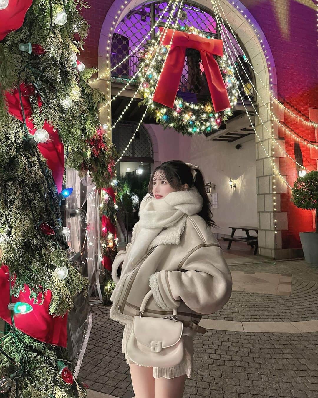MISAさんのインスタグラム写真 - (MISAInstagram)「🎅🏻🎄✨🤍 ㅤㅤㅤㅤㅤㅤㅤㅤㅤㅤㅤㅤㅤ めちゃくちゃ寒かったけど雰囲気最高だった❄️ #クリスマスマーケット #神戸布引ハーブ園  #christmasmood #christmasmarket」12月2日 22時02分 - chatae._