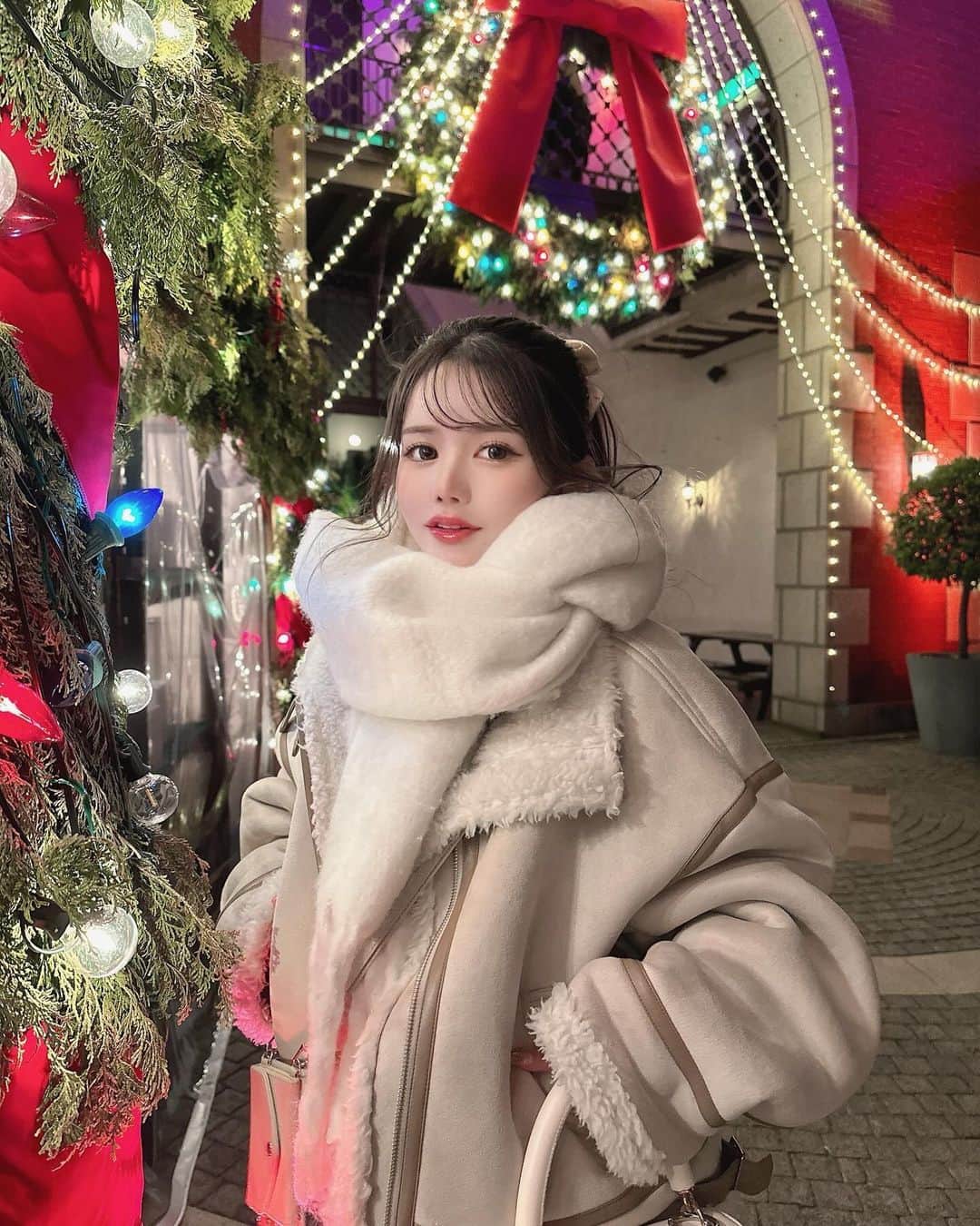 MISAのインスタグラム：「🎅🏻🎄✨🤍 ㅤㅤㅤㅤㅤㅤㅤㅤㅤㅤㅤㅤㅤ めちゃくちゃ寒かったけど雰囲気最高だった❄️ #クリスマスマーケット #神戸布引ハーブ園  #christmasmood #christmasmarket」