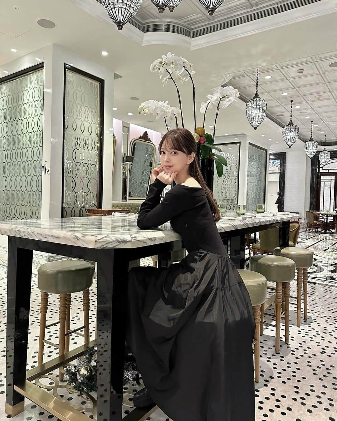 麻亜里さんのインスタグラム写真 - (麻亜里Instagram)「マカオ旅🇲🇴  リッツカールトンマカオのカフェが素晴らしかった☕️ クラシックなインテリアは可愛いし 何を食べても美味しい🍽️ 特にシュークリームのようなスイーツが美味でした…♡  ワンピはお気に入りの @snidel_official  . #マカオ #マカオ旅行 #マカオカフェ #香港旅行」12月2日 22時02分 - maari.0108