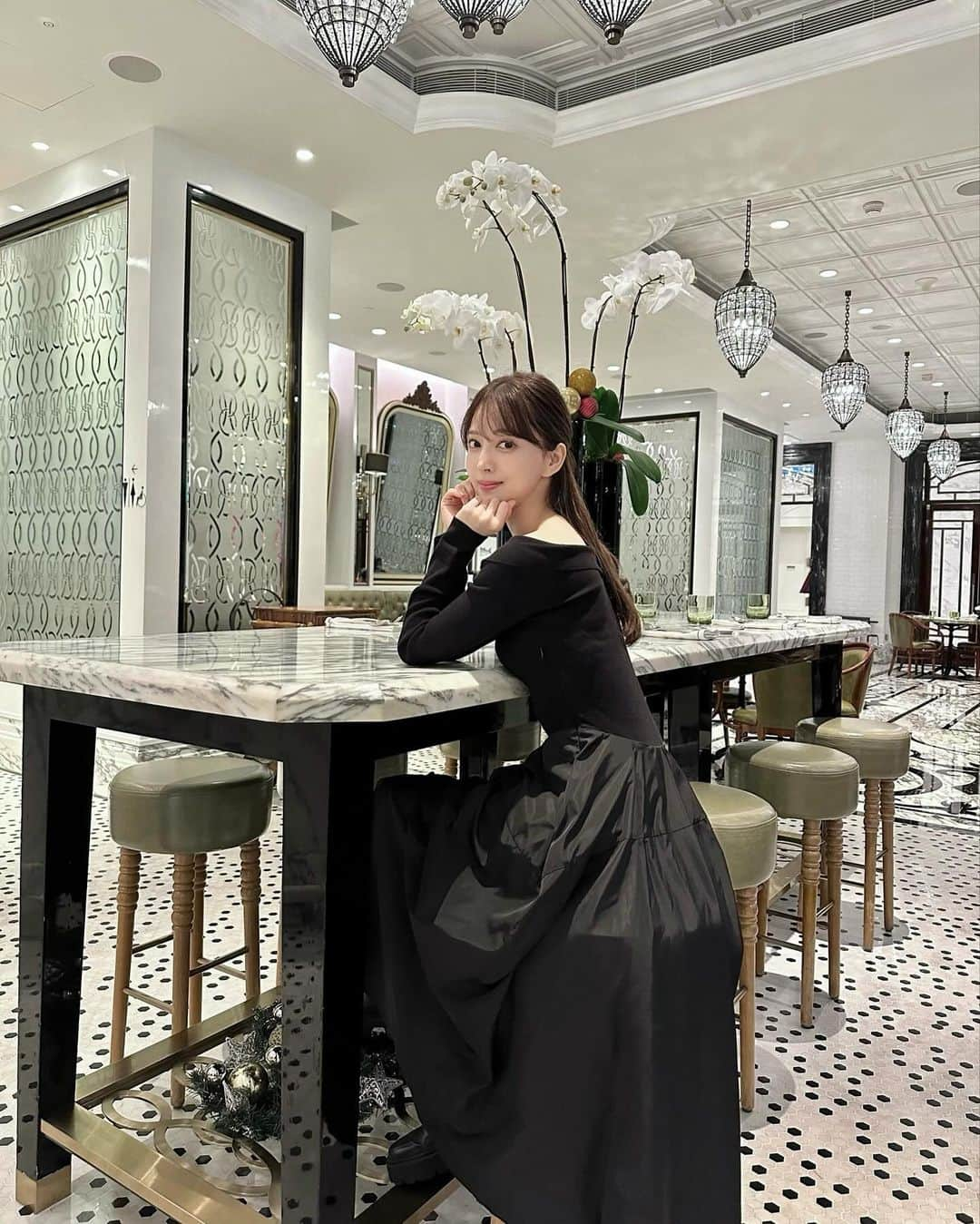 麻亜里のインスタグラム：「マカオ旅🇲🇴  リッツカールトンマカオのカフェが素晴らしかった☕️ クラシックなインテリアは可愛いし 何を食べても美味しい🍽️ 特にシュークリームのようなスイーツが美味でした…♡  ワンピはお気に入りの @snidel_official  . #マカオ #マカオ旅行 #マカオカフェ #香港旅行」