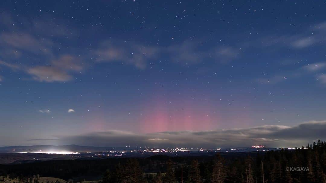 KAGAYAのインスタグラム：「昨日北海道で撮影に成功したオーロラの写真をつなげて動画にしました。 8分あまりの動きが約80倍速で再生されます。 日本からオーロラを見られるチャンスは貴重なので非常にワクワクしながら夢中でシャッターを切りました。  磁気嵐の予報を見て道東に急行。撮影のために6時間ほどカメラを構えていました。 撮影時刻　2023年12月1日　20時27分47秒〜20時36分10秒（オーロラは20時25分ごろから22時30分ごろまで断続的に出ていました）  #オーロラ #aurora #北海道 #星空 #starphotography #sonyalpha #α7rv」