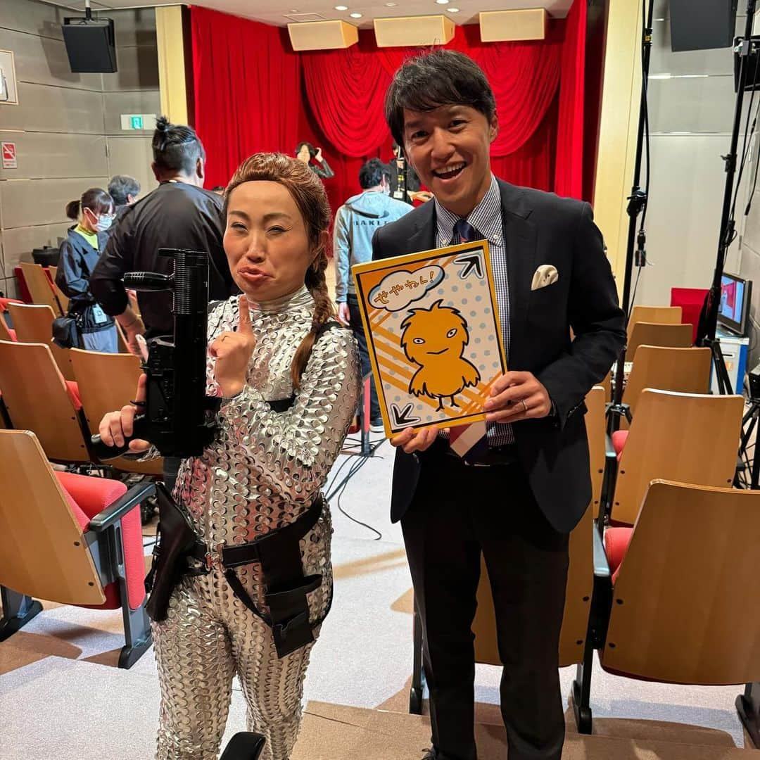 山中真のインスタグラム：「・ この人にもやっと会えました、 というか 別スタジオなのに わざわざ写真撮ってもらいに 行きました♪  アンジェリーナ・ジョリー。  #mbs #せやねん #キンタロー。 #アンジェリーナジョリー」