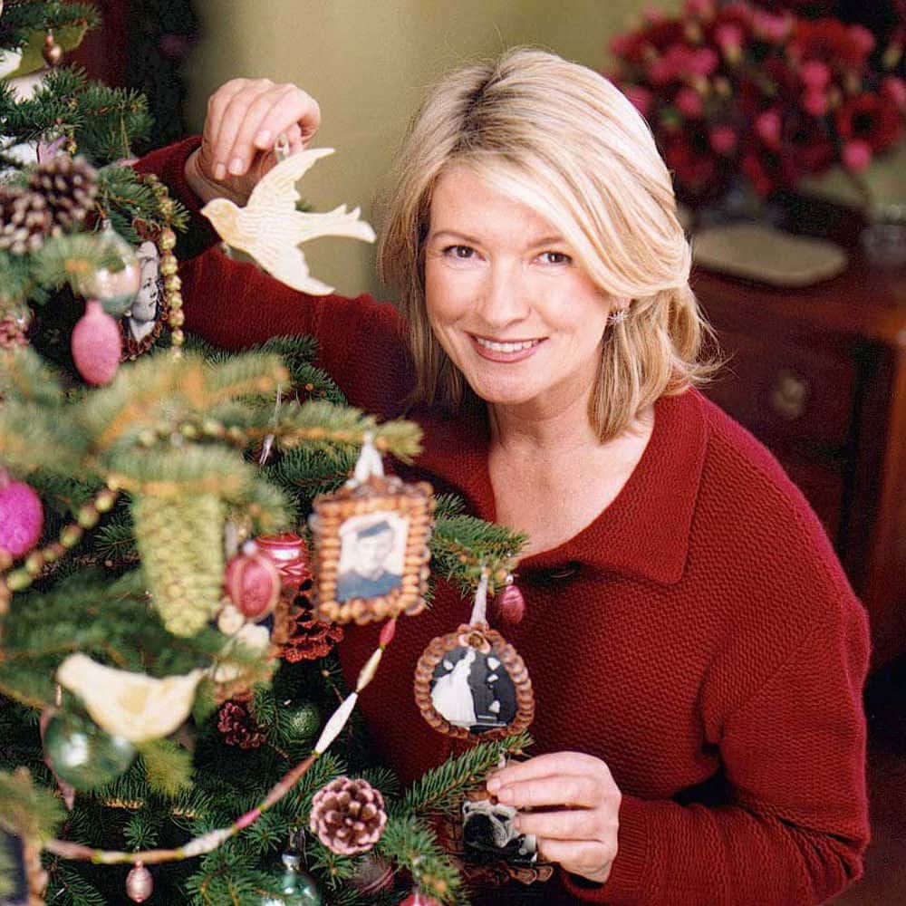 マーサ・スチュワートのインスタグラム：「No one decks the halls quite like Martha. Adorned with shimmering faux Christmas trees and life-size woodland creatures, our founder's residences embody the cheerful time of year in a way that's truly unique. At the link in our bio, we're sharing some of Martha's most festive decorations over the years—displays that are worthy of a spot in the North Pole. 📷: Christopher Baker」