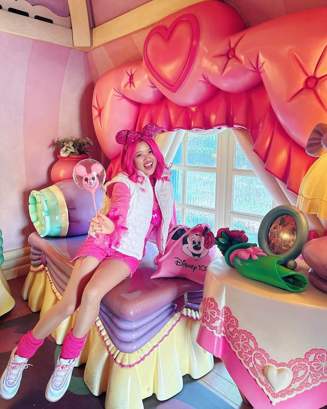 あいりDXさんのインスタグラム写真 - (あいりDXInstagram)「あぃしなディズニー🐭💖💓🏰 同じ時代に同じ好きを持ってて高め合えるしなこに出会えた奇跡がハピネス💖💖💖 ピンククリスマス最高にかわいくて素敵な思い出になりました☺️💖🫶  コーデは、@seiney_blonde のアウターでおそろコーデしたよ🥹💖🫶 寒い時はそで取ってベストにして、夕方になったら長袖で着たの🫶 天才すぎる @sei__pan ちゃんプロデュース最高💖💖💖」12月2日 22時17分 - airidxdxdxdayo