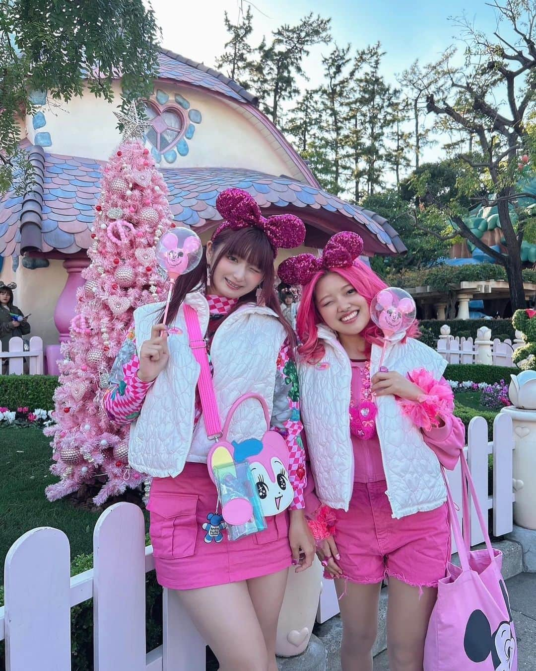 あいりDXさんのインスタグラム写真 - (あいりDXInstagram)「あぃしなディズニー🐭💖💓🏰 同じ時代に同じ好きを持ってて高め合えるしなこに出会えた奇跡がハピネス💖💖💖 ピンククリスマス最高にかわいくて素敵な思い出になりました☺️💖🫶  コーデは、@seiney_blonde のアウターでおそろコーデしたよ🥹💖🫶 寒い時はそで取ってベストにして、夕方になったら長袖で着たの🫶 天才すぎる @sei__pan ちゃんプロデュース最高💖💖💖」12月2日 22時17分 - airidxdxdxdayo