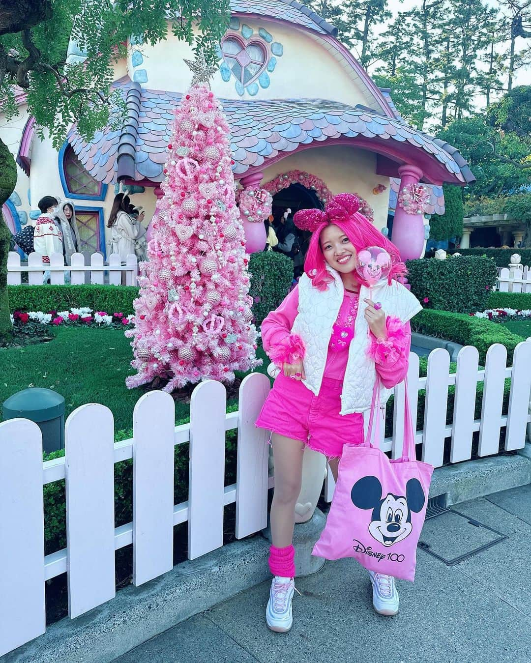 あいりDXさんのインスタグラム写真 - (あいりDXInstagram)「あぃしなディズニー🐭💖💓🏰 同じ時代に同じ好きを持ってて高め合えるしなこに出会えた奇跡がハピネス💖💖💖 ピンククリスマス最高にかわいくて素敵な思い出になりました☺️💖🫶  コーデは、@seiney_blonde のアウターでおそろコーデしたよ🥹💖🫶 寒い時はそで取ってベストにして、夕方になったら長袖で着たの🫶 天才すぎる @sei__pan ちゃんプロデュース最高💖💖💖」12月2日 22時17分 - airidxdxdxdayo