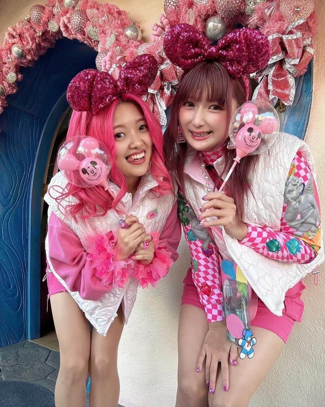 あいりDXさんのインスタグラム写真 - (あいりDXInstagram)「あぃしなディズニー🐭💖💓🏰 同じ時代に同じ好きを持ってて高め合えるしなこに出会えた奇跡がハピネス💖💖💖 ピンククリスマス最高にかわいくて素敵な思い出になりました☺️💖🫶  コーデは、@seiney_blonde のアウターでおそろコーデしたよ🥹💖🫶 寒い時はそで取ってベストにして、夕方になったら長袖で着たの🫶 天才すぎる @sei__pan ちゃんプロデュース最高💖💖💖」12月2日 22時17分 - airidxdxdxdayo