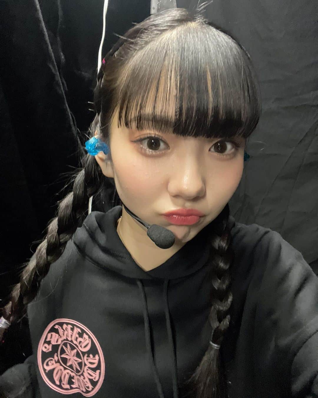 菱田未渚美さんのインスタグラム写真 - (菱田未渚美Instagram)「 ︎︎ 福岡公演ありがとうございました🍜  編み込みしました︎☺︎ 後ろ向いたらちらっと、ピンクのキラキラ見えるんです՞_ ̫ _ ̥՞.｡♡  next...Tokyo final 2days🌞💖  #girls2livetour2023_activate」12月2日 22時10分 - girls2_minami_official