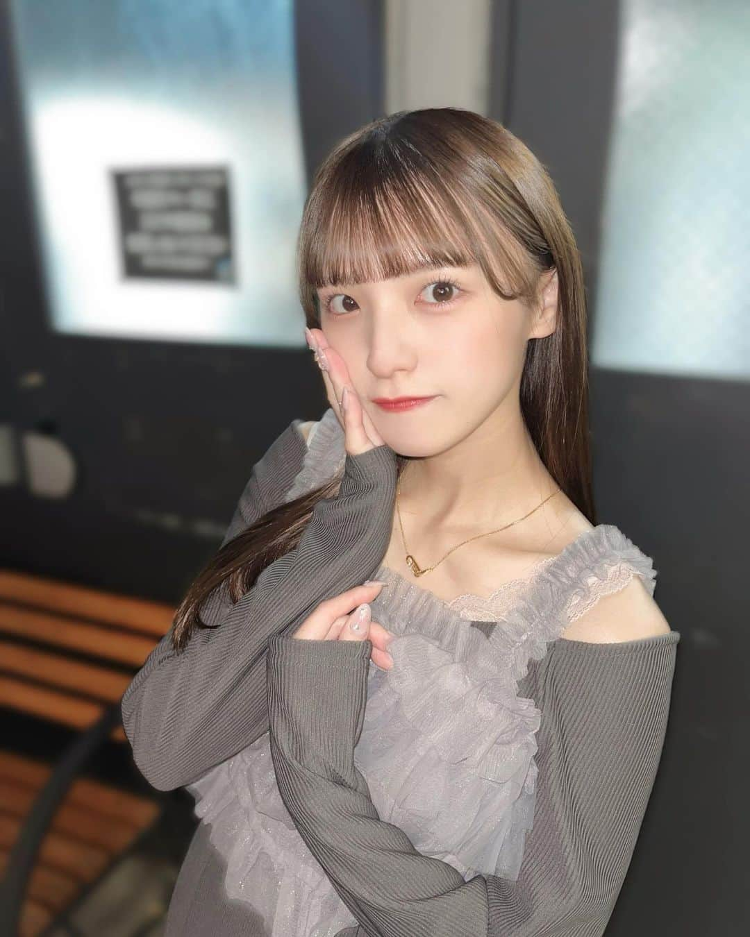 茉城奈那のインスタグラム：「暖かかった日の私服！お姉さんだよ〜🥺 ⁡ ⁡ ⁡ ⁡ ⁡ ⁡ ⁡ #アイドル #地下アイドル #idol #ınstagood #ヘアアレンジ #ピンクブラウン #ブラウンカラー #グレージュ」