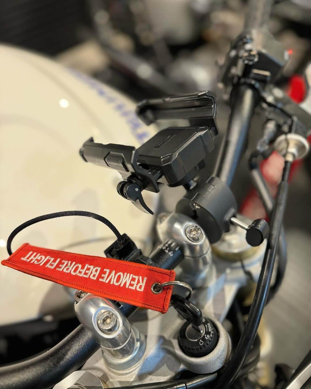 KIYOさんのインスタグラム写真 - (KIYOInstagram)「やっと15 Proに適合するスマホホルダーを見つけました。さっそく自撮りしてみたけどいかがでしょう。  #iphone15pro #apple #blacktitanium #アップルiphone #iphonepro #チタン合金 #スコープドッグ #ターレットスコープ  #アーマードトルーパー」12月2日 22時12分 - kiriko009