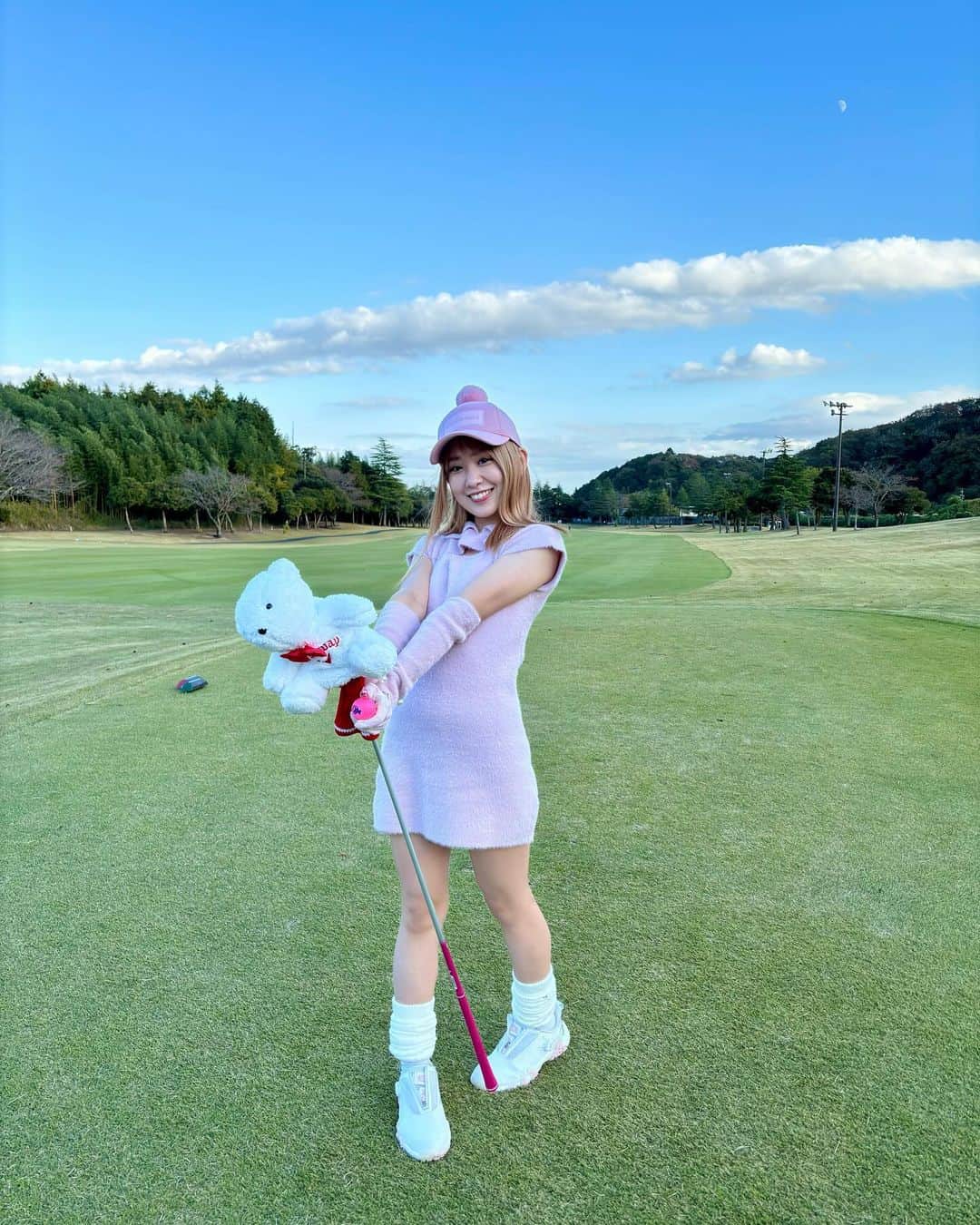 山口瑠璃さんのインスタグラム写真 - (山口瑠璃Instagram)「約1ヶ月ぶりの更新♡  この前ゴルフ行って来た⛳️ 4ヶ月ぶり(?)くらいに行ったよ。 全く練習してないから酷かった、、、 そして寒すぎて死にました❄️  ゴルフウェアめっちゃ可愛くて、スコアボロボロでもテンション下がらなかったよ  #ゴルフ女子 #ゴルフ #golf #ゴルフウェア #女子ゴルファー #⛳️」12月2日 22時12分 - chacha_ruri_
