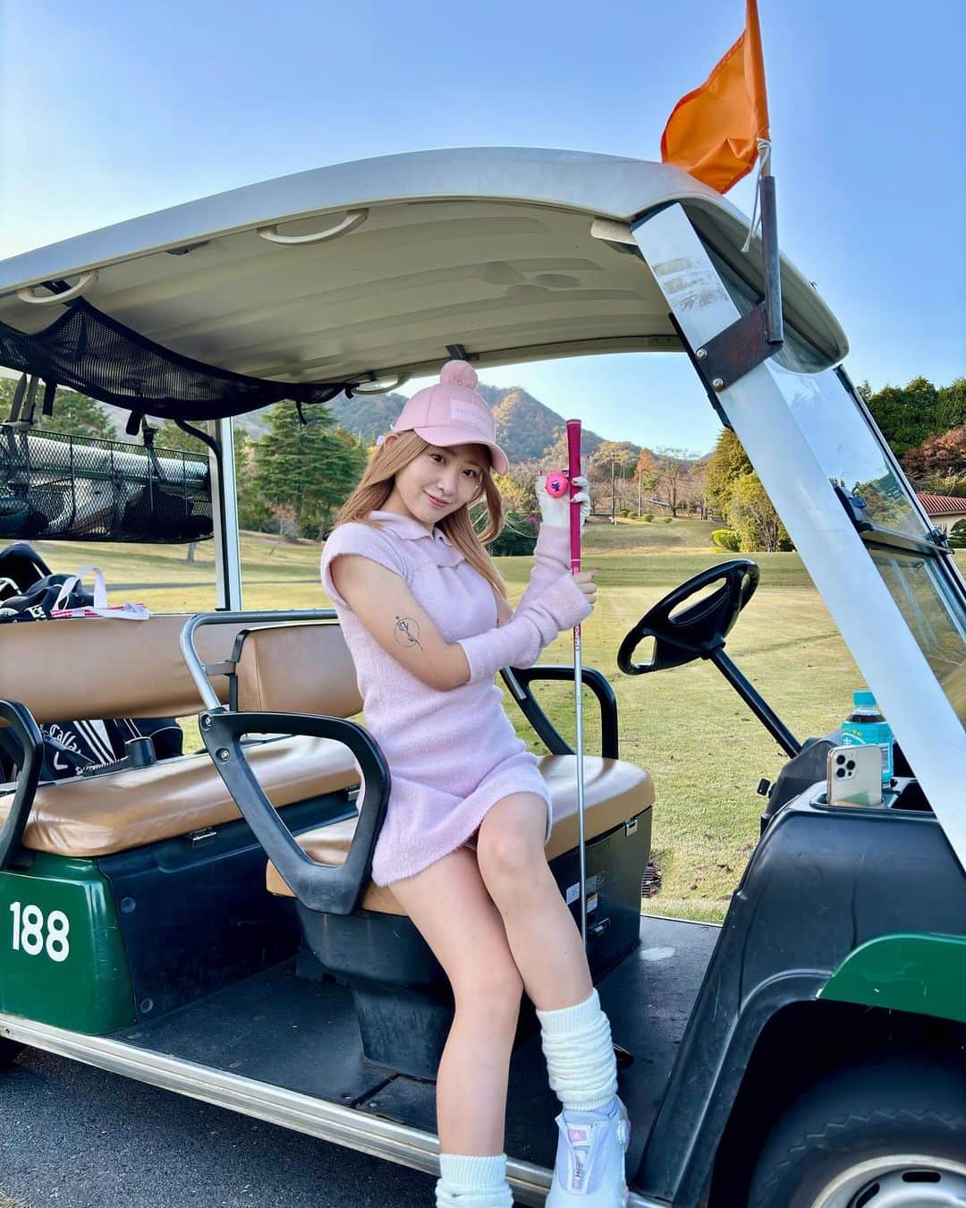 山口瑠璃のインスタグラム：「約1ヶ月ぶりの更新♡  この前ゴルフ行って来た⛳️ 4ヶ月ぶり(?)くらいに行ったよ。 全く練習してないから酷かった、、、 そして寒すぎて死にました❄️  ゴルフウェアめっちゃ可愛くて、スコアボロボロでもテンション下がらなかったよ  #ゴルフ女子 #ゴルフ #golf #ゴルフウェア #女子ゴルファー #⛳️」