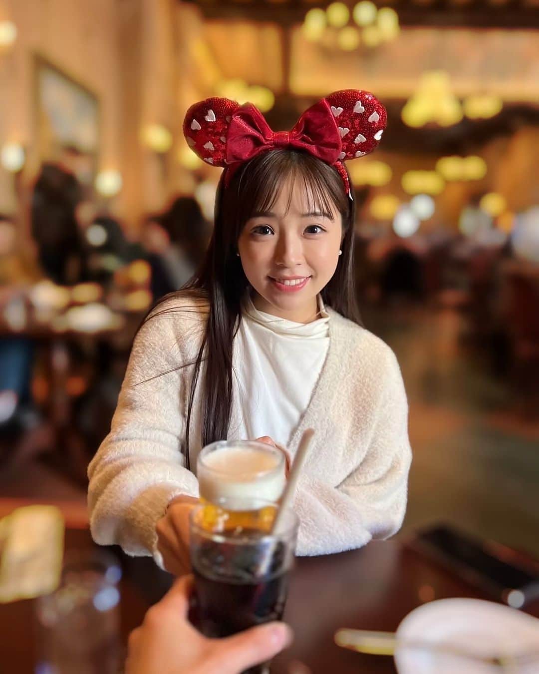川村那月さんのインスタグラム写真 - (川村那月Instagram)「夢の国で魔法のドリンク🍺❤️笑  皆さん、かんぱ〜い☺️✨  photo by さや姉♡  #Disneysea #ビール大好き」12月2日 22時13分 - kawamura_natsuki317