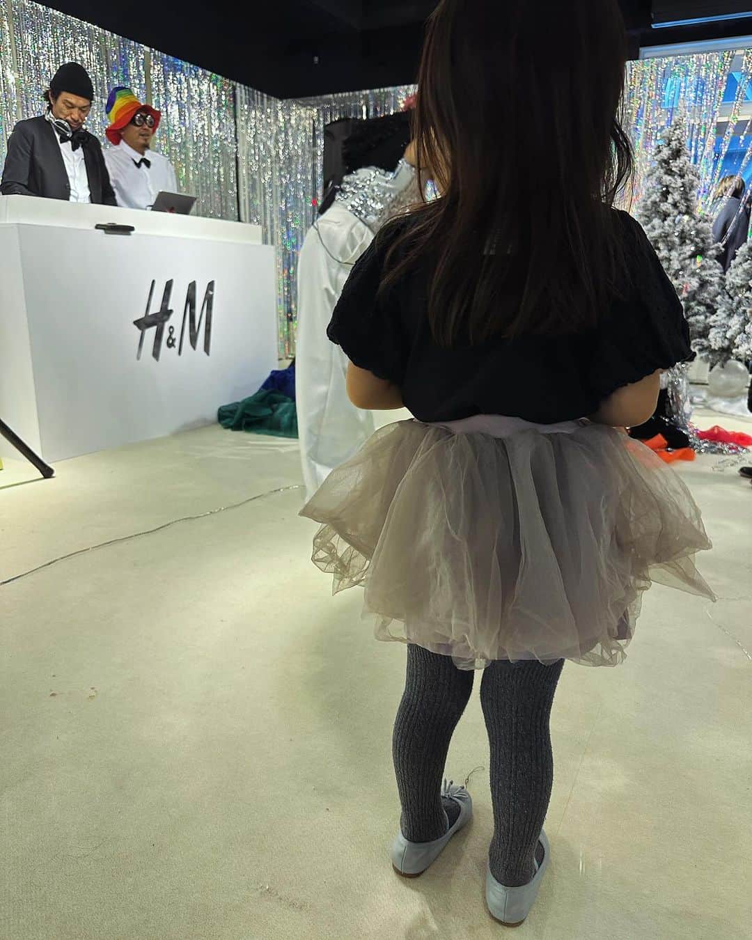 小脇美里さんのインスタグラム写真 - (小脇美里Instagram)「・ 一週間あっという間‼️ いよいよ12月🎄ツリーまだ出せてない😭 1年はやすぎる。。。  先週のH&Mのパーティーがだいぶ前に感じる🤭  娘がとっても楽しんでました✨ その姿が嬉しかったなぁ♡  thanks♡ @hm_kids」12月2日 22時13分 - misatokowaki