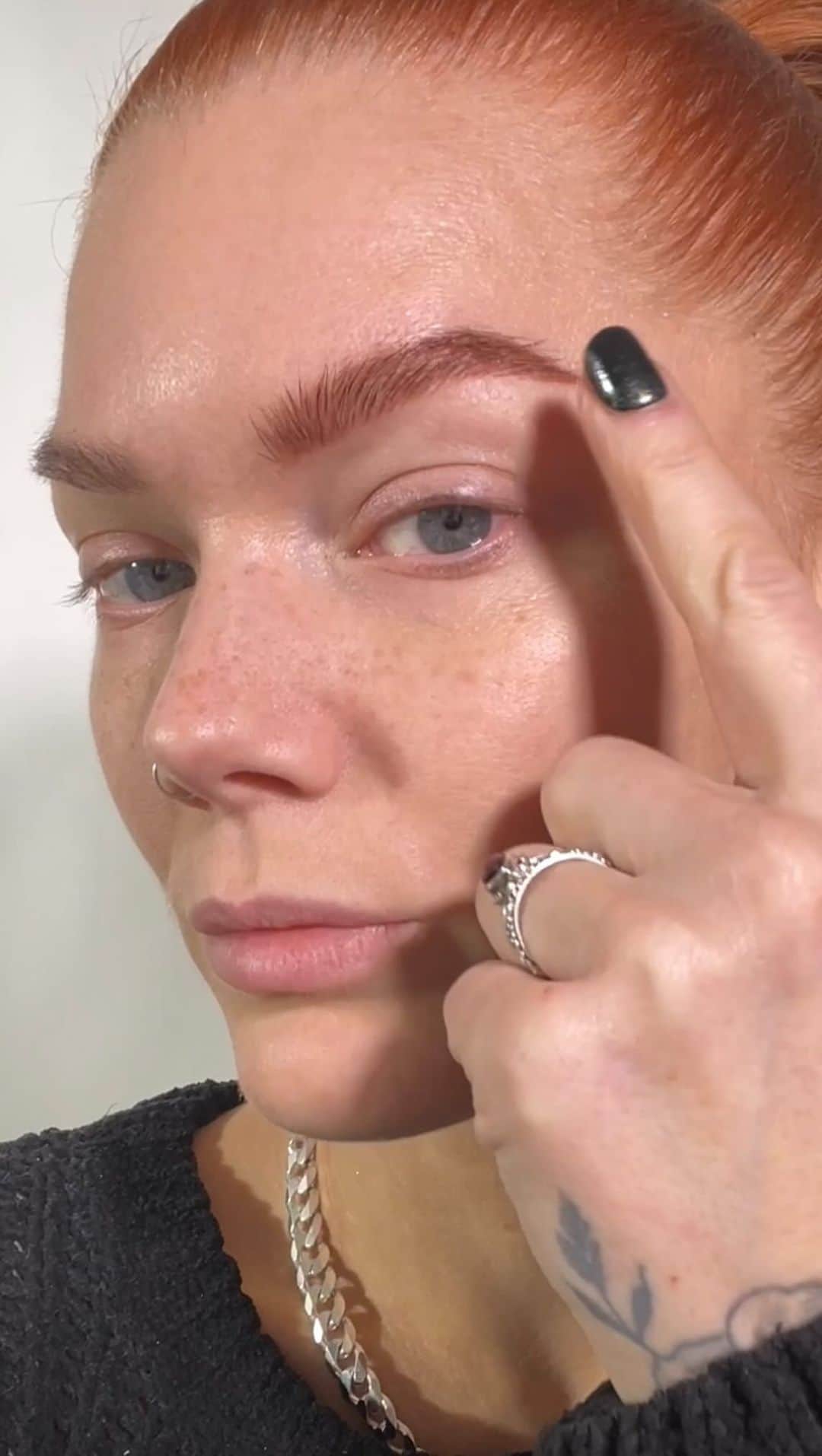 Linda Hallbergのインスタグラム：「Reklam för @lhcosmetics I usually use a warm or more copper toned eyeshadow for my brows. When I was younger and had copper hair I used a bronzer for my brows. There are no rules in makeup people 🙌🏻✨ For my brows right now I use the shade ”red shift” from LH cosmetics Infinity Deep palette. What kind of brow products do you prefer?」