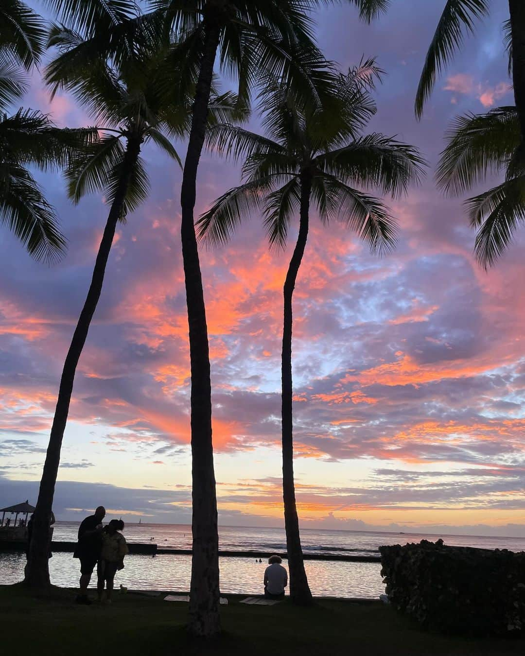 佐藤あいりさんのインスタグラム写真 - (佐藤あいりInstagram)「. まだまだHawaiiの余韻に浸らせて…💕🌴⛱️  サンセットが最高に綺麗だったから postして残しておきたい✍️  7泊9日、天気にも恵まれて 加工なしでこのレベルはもう、、 最高以外の言葉が見つかりません🥹  #hawaii #waikiki #waikikibeach  #ハワイ #ワイキキ #ワイキキビーチ #思い出グラム」12月2日 22時15分 - satoairi101