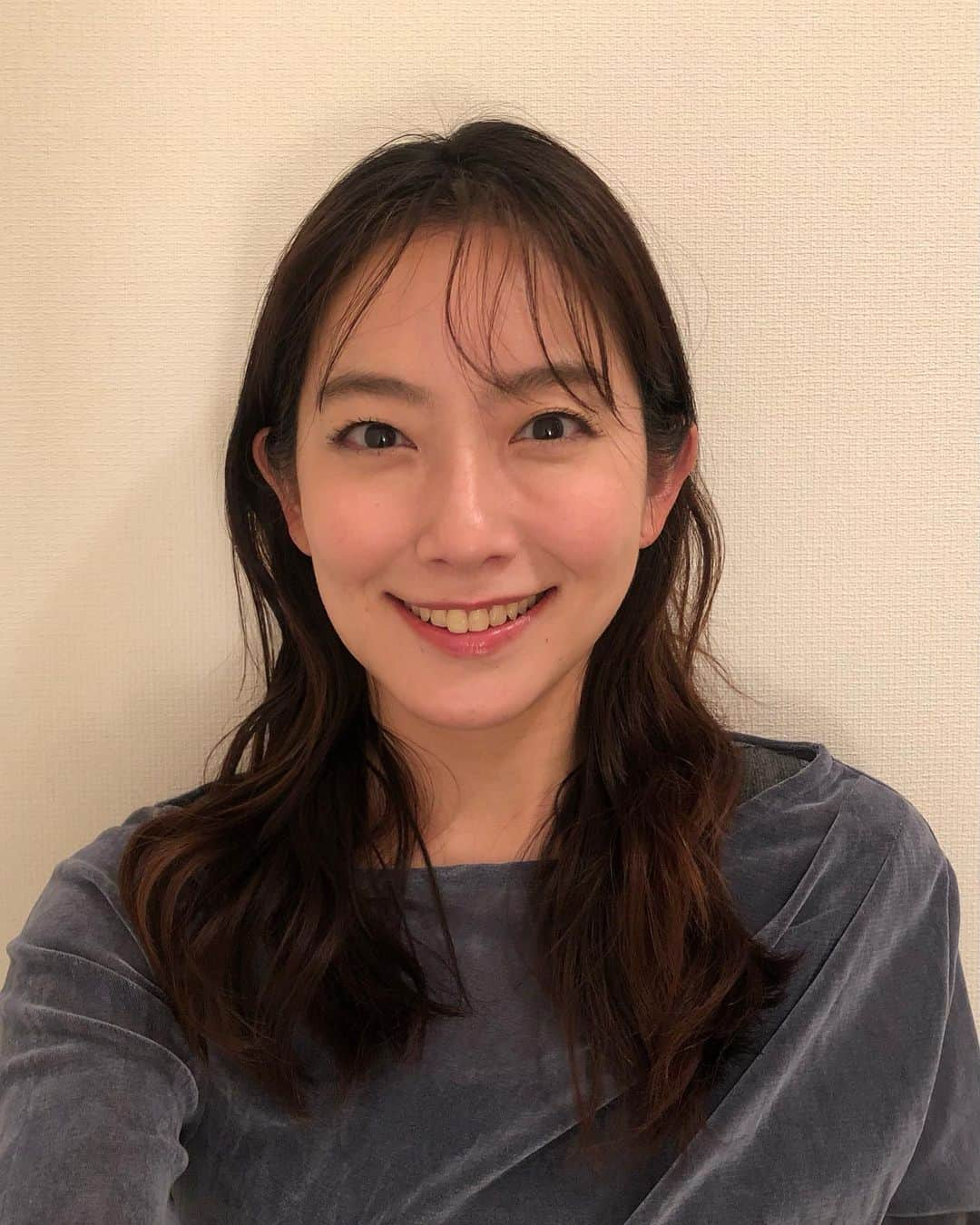 大村彩子のインスタグラム：「急遽写真を送る用件があったので、撮ったのを久しぶりにあげてみる…📸  #セルフィー#であってるのかな #記録#顔」