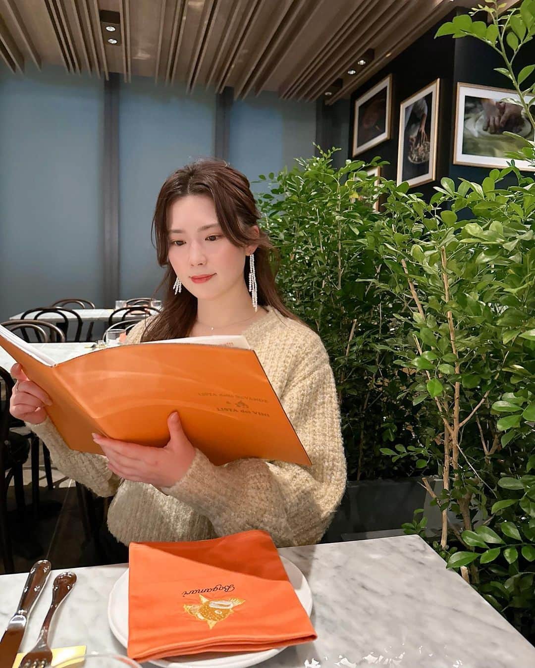 伊藤奈月さんのインスタグラム写真 - (伊藤奈月Instagram)「⁡ 先週はオープンしたばかりの 麻布台ヒルズへ ディナーに🍽️🗼 ⁡ オープニングセレモニーの パフォーマンスもやっていて 賑わってた！🎭 ⁡ 建物が独特なデザインで、 見てるだけで楽しい〜👏🏻 ⁡ ⁡ お食事は 魚介レストランへ行ったんだけど、 メニューがあるようでなくて🫢 ショーウィンドウにいる 今日のお魚たちから 好きな食材を選び、 好きな調理方法や味を 自分でリクエストするという 変わったオーダー方法だったよ🐠🦀 ⁡ どれも絶品だった！ 特に、ホタテをレモンバターで ソテーしてもらったんだけど、 それが美味しかったナ🍋🧈 ⁡ ⁡ #麻布台ヒルズ  #AZABUDAIHILLS #bogamarg  #ボガマリ #イタリアン  #魚介イタリアン #ディナー  #dinner #東京ディナー  #麻布台ヒルズディナー」12月2日 22時16分 - naachan__