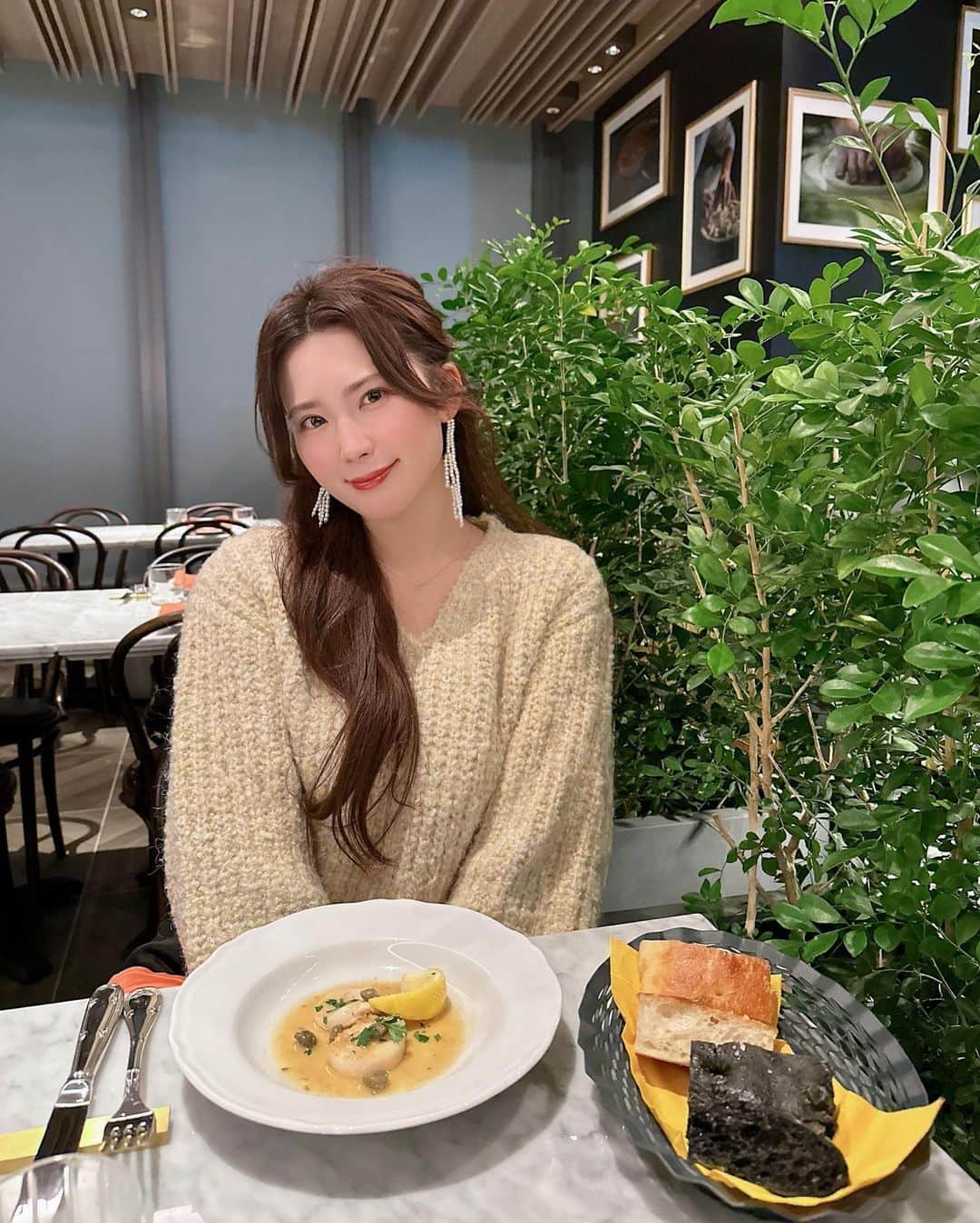 伊藤奈月さんのインスタグラム写真 - (伊藤奈月Instagram)「⁡ 先週はオープンしたばかりの 麻布台ヒルズへ ディナーに🍽️🗼 ⁡ オープニングセレモニーの パフォーマンスもやっていて 賑わってた！🎭 ⁡ 建物が独特なデザインで、 見てるだけで楽しい〜👏🏻 ⁡ ⁡ お食事は 魚介レストランへ行ったんだけど、 メニューがあるようでなくて🫢 ショーウィンドウにいる 今日のお魚たちから 好きな食材を選び、 好きな調理方法や味を 自分でリクエストするという 変わったオーダー方法だったよ🐠🦀 ⁡ どれも絶品だった！ 特に、ホタテをレモンバターで ソテーしてもらったんだけど、 それが美味しかったナ🍋🧈 ⁡ ⁡ #麻布台ヒルズ  #AZABUDAIHILLS #bogamarg  #ボガマリ #イタリアン  #魚介イタリアン #ディナー  #dinner #東京ディナー  #麻布台ヒルズディナー」12月2日 22時16分 - naachan__