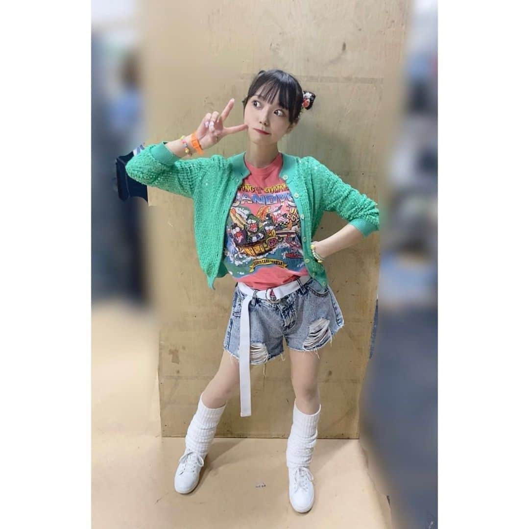 澤田美晴さんのインスタグラム写真 - (澤田美晴Instagram)「今回の舞台の役の衣装はショートパンツにルーズソックスだから 本番まで間もないのに太ももを細くしようと悪足掻きを始めました🤣❤️‍🔥 このルーズソックスめっちゃ長いの！！！！！ ギャル〜〜〜っ💚🩷🩵⭐︎  🎟️ https://www.ticketpay.jp/booking/?event_id=48627」12月2日 22時26分 - sawadamiharu7