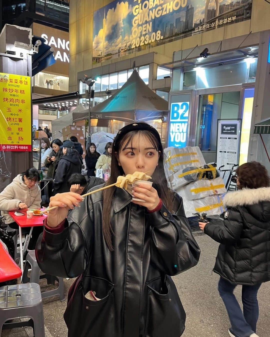 日向未来のインスタグラム：「🇰🇷🤤  . 屋台のおでん食べたかったから 旅の目的ひとつクリアっ🍢」