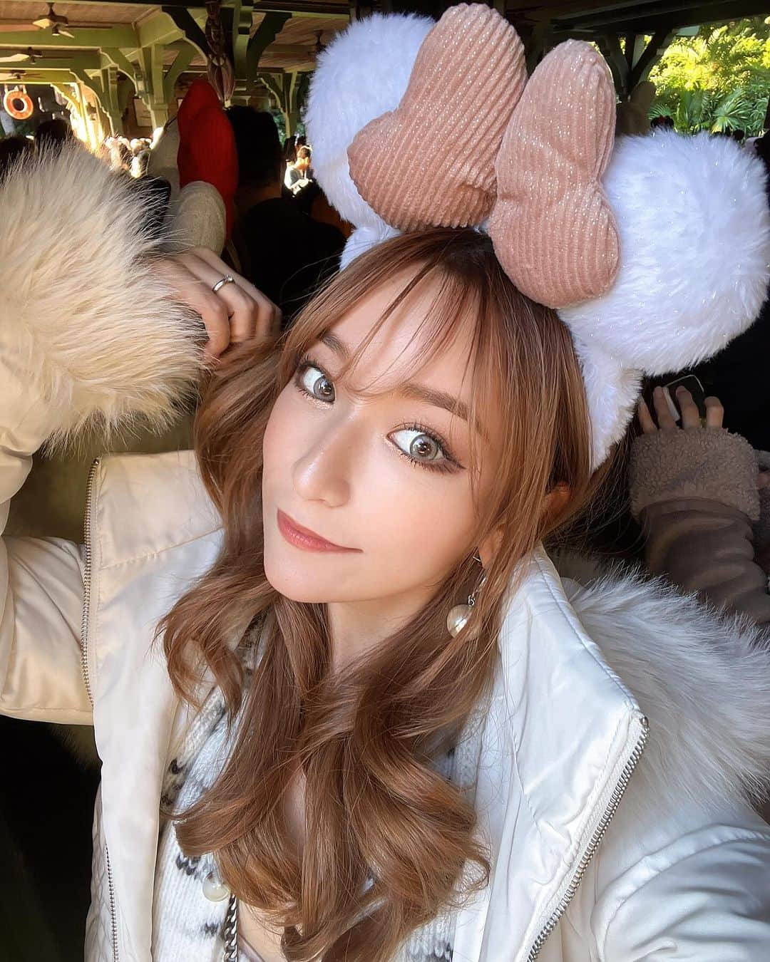 和栗汐里さんのインスタグラム写真 - (和栗汐里Instagram)「𝕏𝕞𝕒𝕤🪄 予定みんな決まった？？ クリスマスと年末前に マツエクの予約しっかりした❤︎‪❤︎‪  eye lash 担当 @chika.takayama  店舗  @yuzume_eye_nail 銀座  ☑︎メニュー名 オフ アイシャンプー フラットラッシュ180本  ちかさんのマツエク本当に盛れるから 月一回は必ず行ってる！！笑 馴染んで自まつに間違われるときもあるのに しっかりボリュームもあって最高❤︎‪❤︎‪  しほみずきと行ったらクリスマスディズニー🎄 超楽しかったなぁと余韻っ💭  #マツエク #マツエクデザイン #銀座マツエク #銀座サロン  #クリスマス #クリスマスディズニー」12月2日 22時25分 - shipi0520