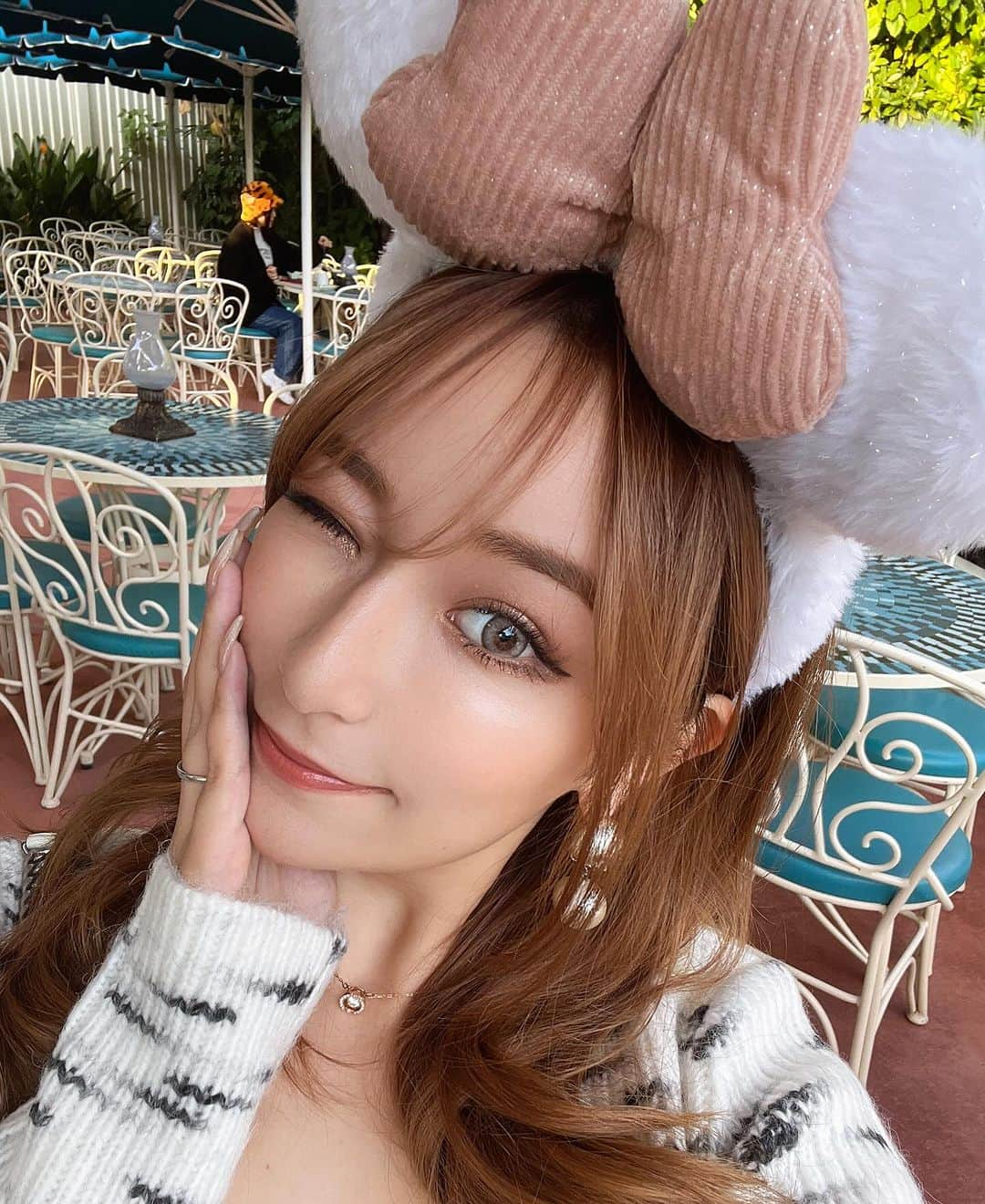 和栗汐里さんのインスタグラム写真 - (和栗汐里Instagram)「𝕏𝕞𝕒𝕤🪄 予定みんな決まった？？ クリスマスと年末前に マツエクの予約しっかりした❤︎‪❤︎‪  eye lash 担当 @chika.takayama  店舗  @yuzume_eye_nail 銀座  ☑︎メニュー名 オフ アイシャンプー フラットラッシュ180本  ちかさんのマツエク本当に盛れるから 月一回は必ず行ってる！！笑 馴染んで自まつに間違われるときもあるのに しっかりボリュームもあって最高❤︎‪❤︎‪  しほみずきと行ったらクリスマスディズニー🎄 超楽しかったなぁと余韻っ💭  #マツエク #マツエクデザイン #銀座マツエク #銀座サロン  #クリスマス #クリスマスディズニー」12月2日 22時25分 - shipi0520