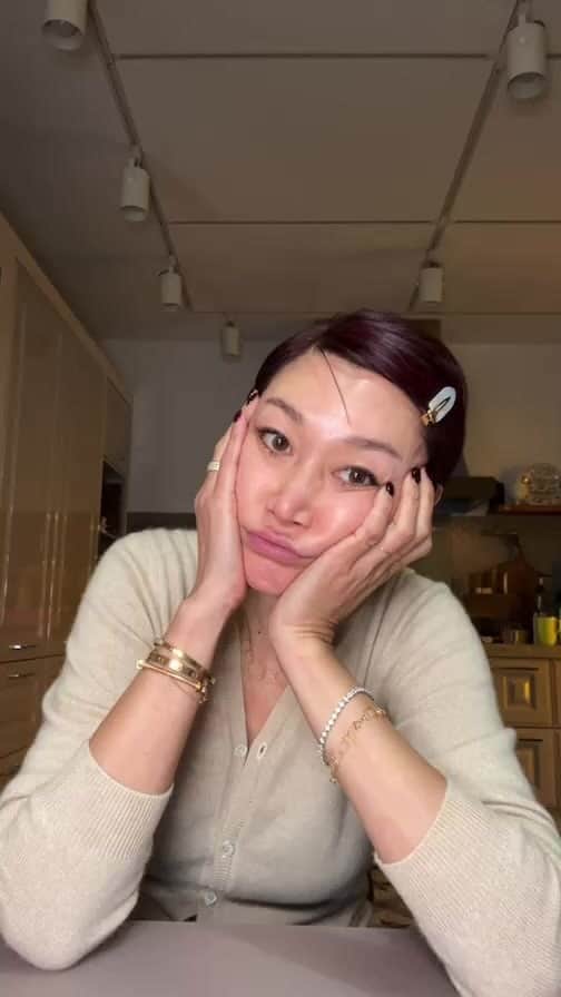 ピョン･ジョンスのインスタグラム：「3시부터 낮잠 실화인가요? 잘려면 쭈욱자던지 왜 일어났을까요?? 😳😳😳😳 저랑 놀아주세요  세수하고 들어왔어요  마무리 야방 해야쥬!! 8시 정각에 안하고  오늘 사진도 안 올렸다고 혼났네요 😵 기다렸다니 미안해요  내일은 꼭 8pm정각에 해줄께용  대망의 베르사체를 앞두고있으니👍🏼 저도 떨리네요   내일 요리할까요?  세팅방법 알려줄까요?  💋베르사체홈컬렉션🔜12/4」