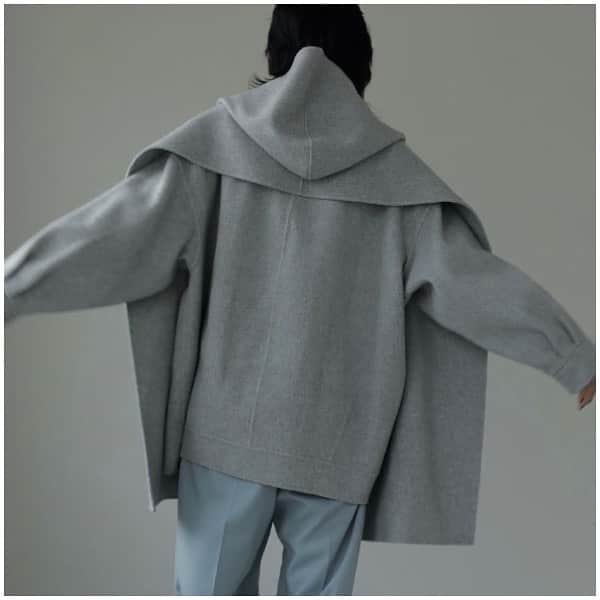 ETRÉ TOKYOさんのインスタグラム写真 - (ETRÉ TOKYOInstagram)「. New Arrival  #etreフーディーストールリバーショートコート Black / Grey   新作アイテムをオンラインストアにて発売中 プロフィールTOP のURLよりご覧ください  #etretokyo #etre #etretokyostore #newarrival #2023etreaw #エトレトウキョウ #エトレ #新作発売 #ショートコート#リバーコート」12月2日 22時26分 - etretokyo