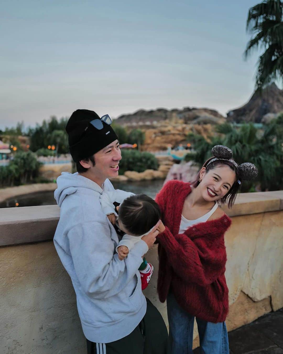 徳永 美乃里さんのインスタグラム写真 - (徳永 美乃里Instagram)「UPできてなかった家族写真🫶🏻🤎 夕方撮ったからどうしても暗くて、UPするか渋っていた😂  臨月までにシーとランド行っときたい🥺🎄 来週はランドデートだぁぁ👦🏻👧🏻SUIたまふぁみりーと☺️🤎」12月2日 22時18分 - tokunaga_minori