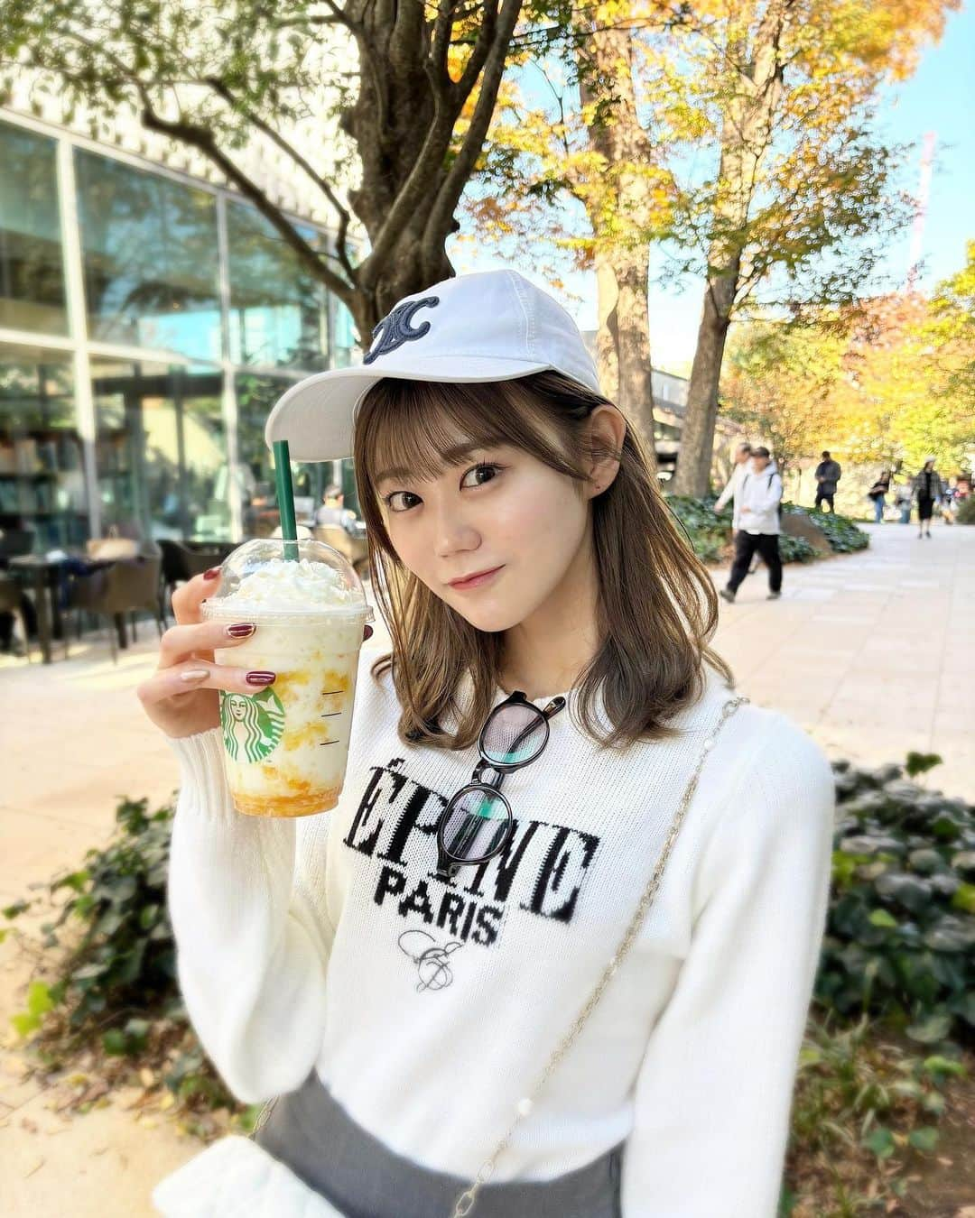 久木田菜々夏のインスタグラム：「バニラクリームフラペチーノにシトラス果肉追加が大学生の時からめためた好き🍊♡  #紅葉スポット #スタバ」