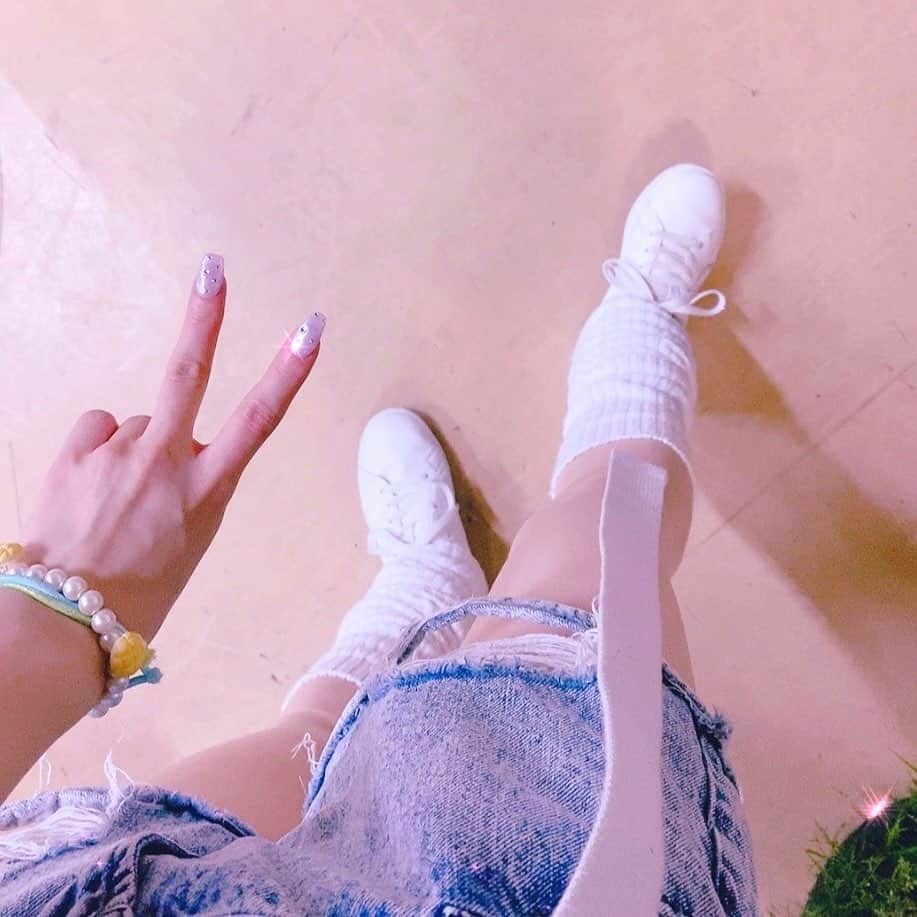 澤田美晴のインスタグラム：「今回の舞台の役の衣装はショートパンツにルーズソックスだから 本番まで間もないのに太ももを細くしようと悪足掻きを始めました🤣❤️‍🔥 このルーズソックスめっちゃ長いの！！！！！ ギャル〜〜〜っ💚🩷🩵⭐︎  🎟️ https://www.ticketpay.jp/booking/?event_id=48627」