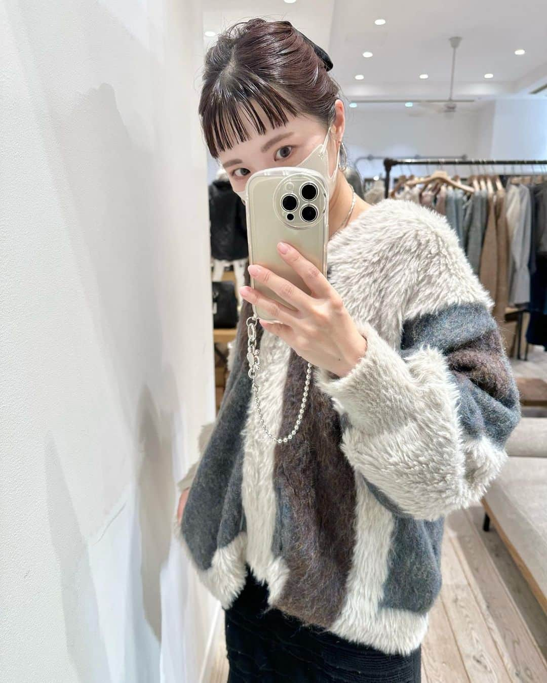 miho uesugiのインスタグラム：「購入品たち💰 店長たちに大人気の新作ニットと、即買いしたベロアシュシュ両方を見せようと頑張ったけどうまく映らず😣  後はシャイニーマルチトートの赤と、去年買えなかったシャギーアームウォーマーのアイボリーを買いました。  ㅤㅤㅤㅤㅤㅤㅤㅤㅤㅤㅤㅤㅤ ほのかさんがサプライズでプレゼントしてくださった、グルミットも一緒に🐶♡  ㅤㅤㅤㅤㅤㅤㅤㅤㅤㅤㅤㅤㅤ  ㅤㅤㅤㅤㅤㅤㅤㅤㅤㅤㅤㅤㅤ  #購入品#購入品紹介 #購入品記録#ニット#シュシュ#お団子ヘア#おだんごヘア#バッグ#舞浜#イクスピアリ #Kastane#Kastane舞浜#Kastane_ootd#骨格ウェーブ#イエベ春#コーディネート#今日のコーデ#コーデ#大人カジュアル#カジュアル#ロングヘア#オン眉#ぱっつん前髪#30代ファッション#30代コーデ#カスタネ#低身長#低身長コーデ#冬#冬コーデ」