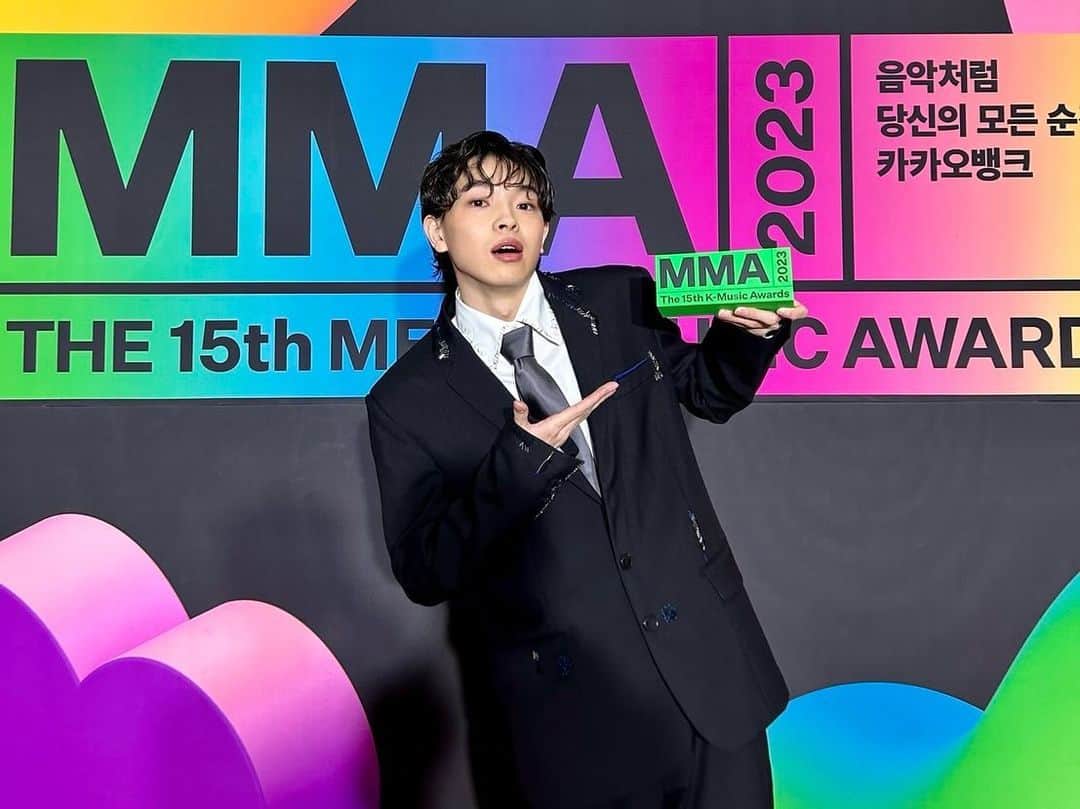 imaseのインスタグラム：「改めて…MMA2023ありがとうございました❕ 日本人アーティスト初の出場と受賞、本当に嬉しいです😭 今後も、韓国のみならず色々な国で聴いて頂けるような曲をつくります！ 来年韓国でライブができるように準備しているので楽しみにしててくだせいっ🔥  @hoodie_famfam  @melon_music  #MMA2023」