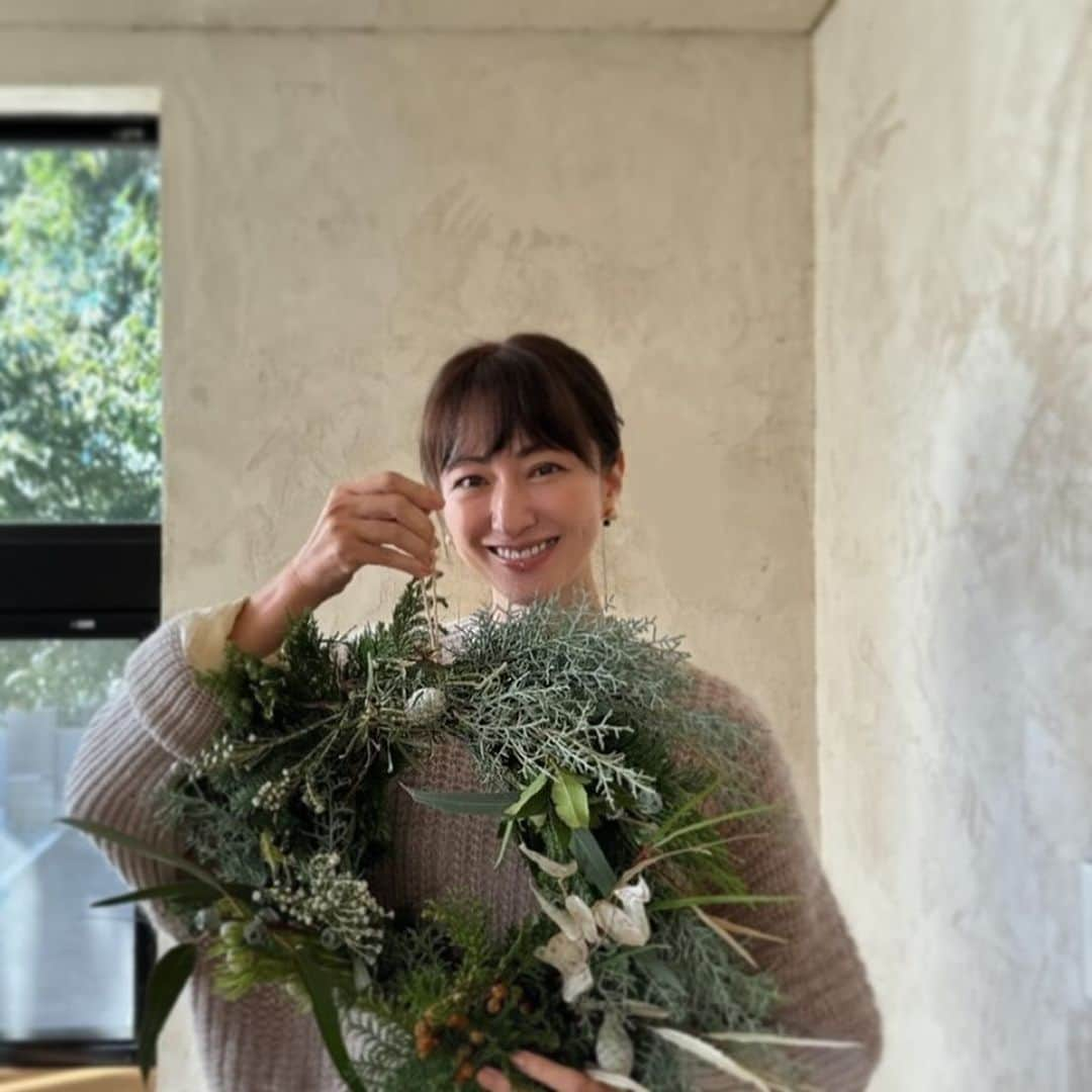 前田ゆかさんのインスタグラム写真 - (前田ゆかInstagram)「ステキなクリスマスリース作り🎄  常緑樹のフレッシュな植物を束ねて 力強さと存在感のある美しいリース  部屋中広がる植物の芳香がまたリラックス効果で 癒され、香りと共に楽しみました。  @futatsuno_tsuki  植物のパワーに触れ先生のセンスが光ります、 先生のアドバイスは魔法のように整う✨  自然のものと、手作りと感性とが吹き込まれ  愛おしいリースの完成🤍  #クリスマスリース #christmas  #針葉樹 #常緑樹  #待ち遠しいクリスマス #植物で季節を感じる」12月2日 22時22分 - maeyuka