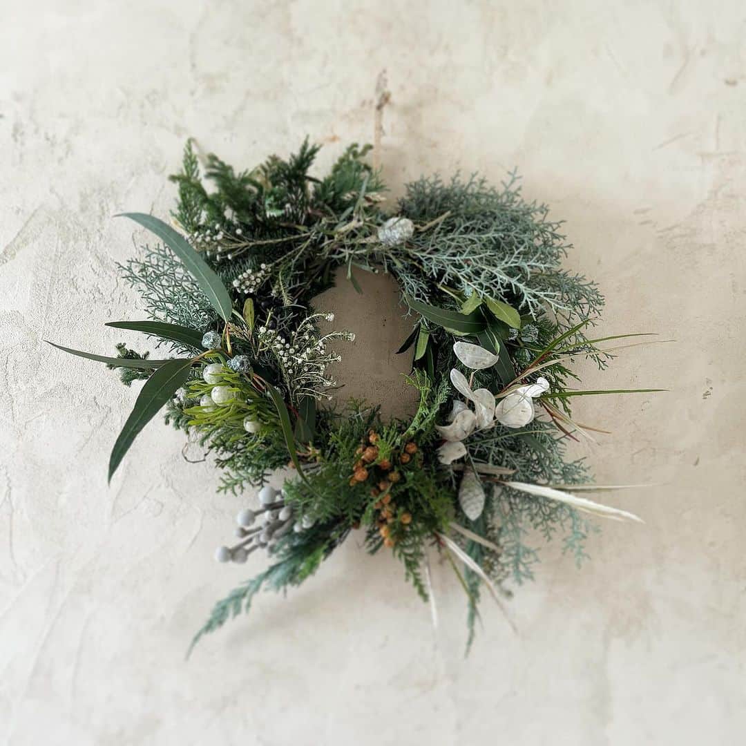 前田ゆかさんのインスタグラム写真 - (前田ゆかInstagram)「ステキなクリスマスリース作り🎄  常緑樹のフレッシュな植物を束ねて 力強さと存在感のある美しいリース  部屋中広がる植物の芳香がまたリラックス効果で 癒され、香りと共に楽しみました。  @futatsuno_tsuki  植物のパワーに触れ先生のセンスが光ります、 先生のアドバイスは魔法のように整う✨  自然のものと、手作りと感性とが吹き込まれ  愛おしいリースの完成🤍  #クリスマスリース #christmas  #針葉樹 #常緑樹  #待ち遠しいクリスマス #植物で季節を感じる」12月2日 22時22分 - maeyuka