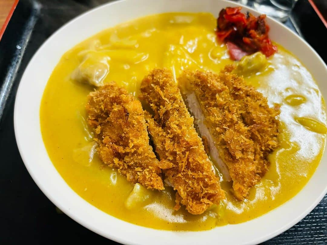 一条もんこのインスタグラム：「入谷の東嶋屋。 お蕎麦屋さんのカツカレー。 カレーは塩で味付けされているシンプルなもの。 昔ながらの懐かしい黄色いカレーは口の中でとろけます。トンカツはサクサクで揚げたて。 ジャパニーズカレーファンとしてはこういうカレーがなくならないでほしい、、！ 小野員裕さんもおすすめされておりました😊 #東嶋屋#入谷#蕎麦屋#カツカレー#カレー#curry#日式カレー#カレー粉#スパイス#懐かしのカレー#一条もんこ」