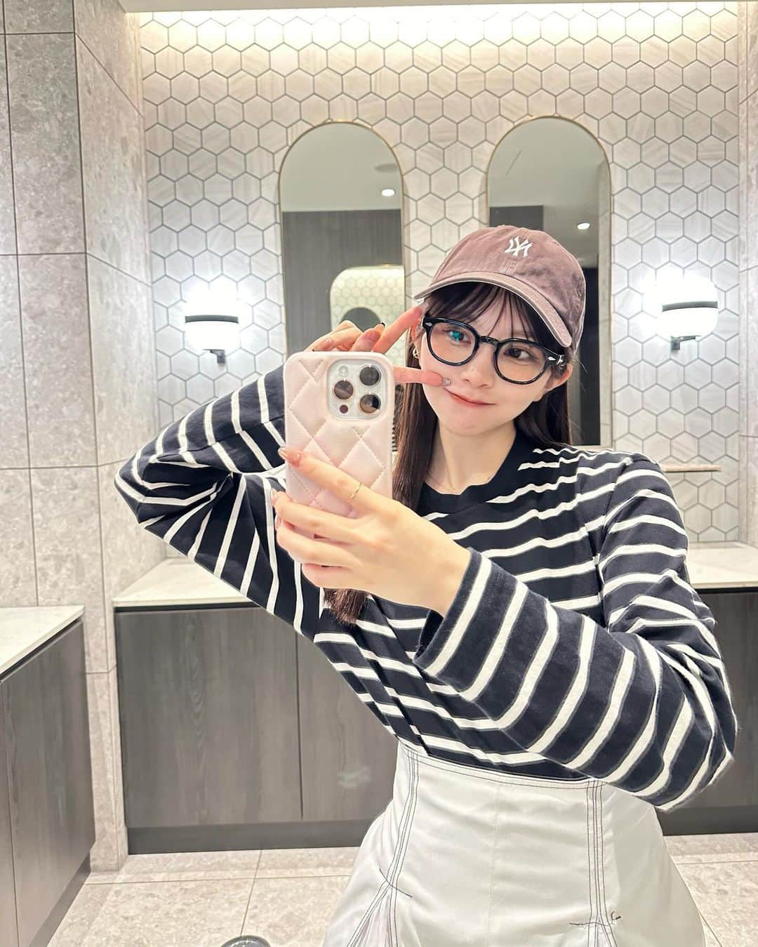 茄子はるさんのインスタグラム写真 - (茄子はるInstagram)「・  ~🐿🤎🎀  ボーダー大好きな茄子さん今年の冬もいっぱい着ておりますほんとにボーダー率高め笑❄‪🤍‪  ・ #茄子私服 #ユニクロ  #ユニクロコーデ  #ボーダー  #newera  #ootd #uniqlo  #furfur」12月2日 22時34分 - nasuchan__0412