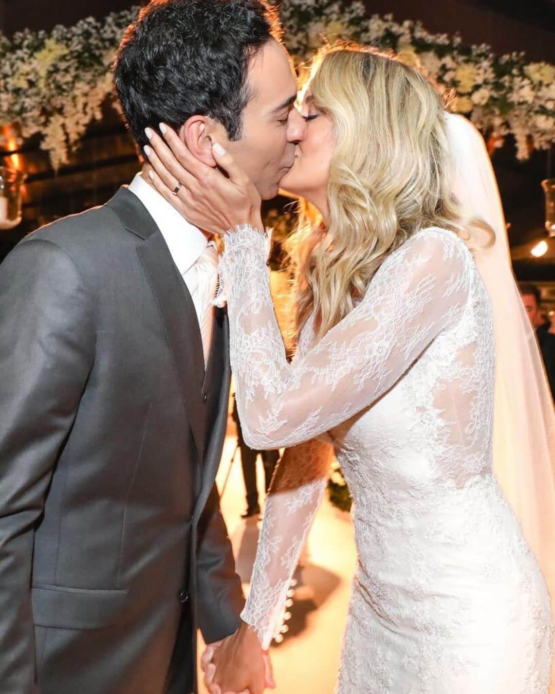 Tic iPinheiroのインスタグラム：「6 anos se passaram e meu amor e admiração por vc só aumentou. Que alegria ver nosso amor crescer, a familia aumentar e poder parar e admirar tudo que construímos juntos. Obrigada por todo amor e cuidado com nossa familia. Hoje fazemos "Bodas de açucar" e espero passar o resto da vida doce ao seu lado. Te amo muito @cesartralli ❤️ 9 anos juntos e 6 anos casados !!! Que Deus continue nos iluminando e nos protegendo sempre🫶」