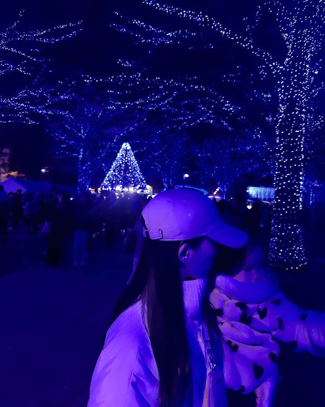 尾崎紗代子のインスタグラム：「. 代々木公園の青の洞窟行ってきた☺️ 思ったより屋台並ばなかったし 食べ物も飲み物も美味しいし 雰囲気最高だし、子供達が可愛くて幸せでした🍀  最近は色んなイベントが復活して お出かけ楽しいなあ☺️  #momlife #mommylife #mommy  #育児 #ママライフ  #7歳 #5歳 #２歳 #motherof3 #motherhood  #family #familyphoto  #3人育児  #3児のママ #3児ママ  #familytime  #5人家族 #familyphotograhy #familyfirst」