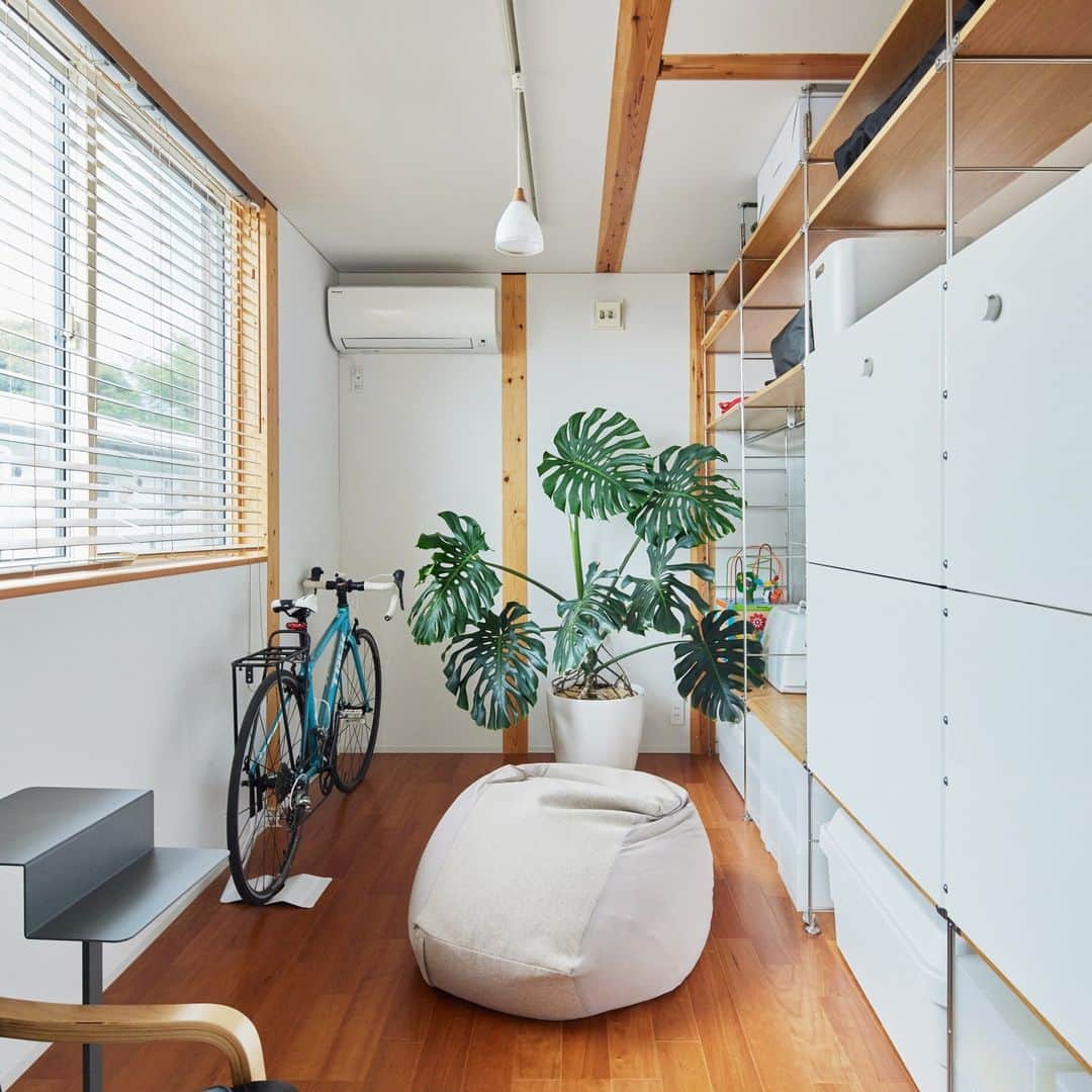 無印良品の家さんのインスタグラム写真 - (無印良品の家Instagram)「【住まいの実例】 ご住所：東京都調布市 竣工年月：2017年08月 延床面積：99.36m²  「一室空間の開放感を確保するために、間仕切りを極力減らし、ライフスタイルの変化に合わせて間取りを自由に変えられる可変性を確保するため、2階には、将来子ども部屋にできるようなフリースペースを設けました。収納スペースには引き戸をつけて、すっきりとした見た目になるようにもしました」。  その他にも、キッチンから床材の素材選びまで、お互いの好みや考えが反映されています。  「一年中心地よい環境で過ごせる性能の高さは、想像以上でした。日本の多湿な環境は苦手なのですが、この家にいると湿度や温度に関してストレスを感じることはありません」と語るご主人に奥様も言葉を継ぎます。「一年を通して結露しないところにも、断熱性能の高さを実感しています。床暖房を入れるかどうか悩みましたが、なくても十分快適に過ごせますね。その他にも、清潔感を保つためにバスルームにあえて棚を設けないなど、悩みながら決めていったところがいくつもありましたが、どれも今では『こうして良かったな』と感じています」  ひときわ手をかけた音響設備も納得のいくものになった、というご夫妻。お子様も含めて、リビングで映像を見たり、料理を楽しんだりする「家でのひととき」を満喫しながら、日々を過ごしています。  「家づくりの時に『どんな感じになるかな』と、いろいろ想像してはいましたが、この住み心地のよさは想定を大きく上回りました。無印良品の製品全般の特長にも通じると思いますが、暮らし続けていくうちに、この家の真価がじんわり伝わってきているように感じています。『木の家』にして良かったと思っています」  ご夫妻はそう語ってくれました。  2021.8.3公開住まいの実例『住み続けていくことで、真価がじんわり伝わってきています』より  詳しくはプロフィールハイライトか、「無印良品の家」HPをご覧ください。  @mujihouse」12月2日 22時30分 - mujihouse