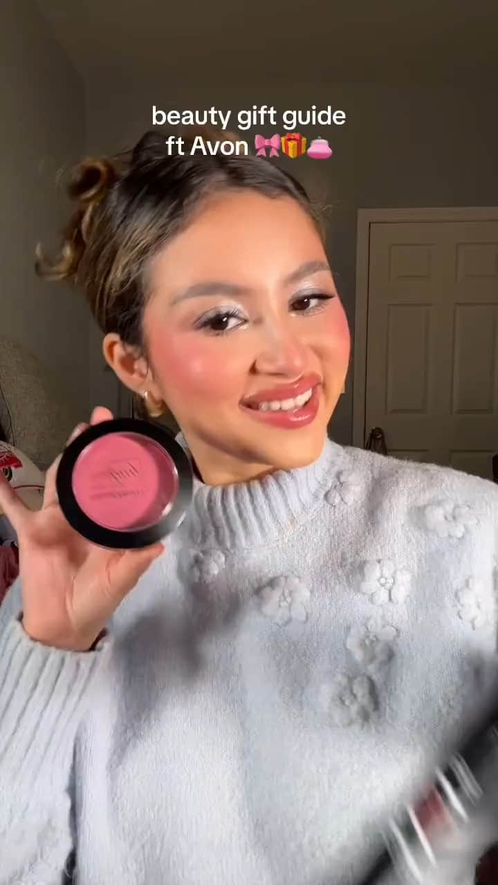 エイボンのインスタグラム：「Shopping the Avon Cyber sale to get the winter glaze look! 🎄🤩 @evalisa.s  Products featured:  fmg Powder Blush fmg Lip Glaze LOVE Lip Butter Wish For A Kiss   #avoninsider #beautygifts #winterglazelook」